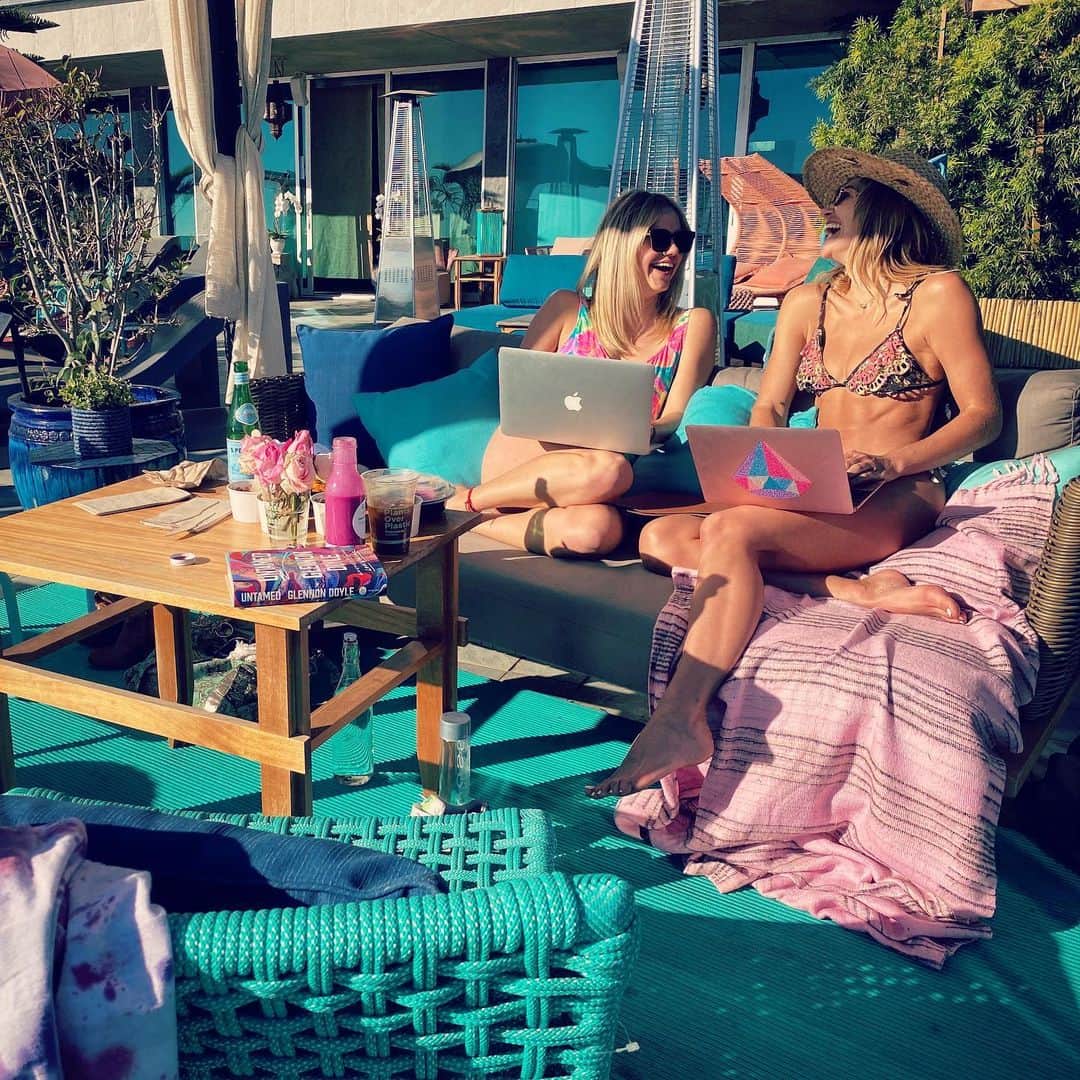 のインスタグラム：「The kind of workdays that dreams are made of @brittlovesmoothies @rafilounge #buildingourdreambuisness 's #dowhatyoulovelovewhatyoudo #teamworkmakesthedreamwork」