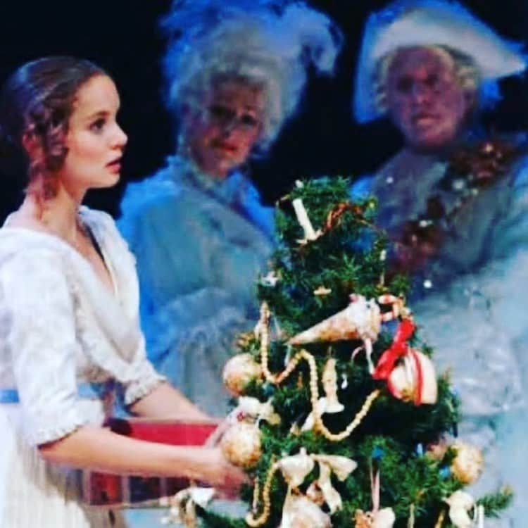 サラ・ウェイン・キャリーズさんのインスタグラム写真 - (サラ・ウェイン・キャリーズInstagram)「🌲 i haven’t seen A Christmas Carol since i was in it back in grad school. 🌲 yesterday i watched The Old Vic’s live (streaming) production - starring one of my favorite TV husbands. 🌲  . 🎁 he’s marvelous. 🎁 the production is wonderful. 🎁  . 🎭 there are a couple of shows left.  pro- tip: wear waterproof mascara. 🎭  . #theoldvic #achristmascarol #thefamilygrimes @oldvictheatre」12月23日 2時00分 - sarahwaynecallies