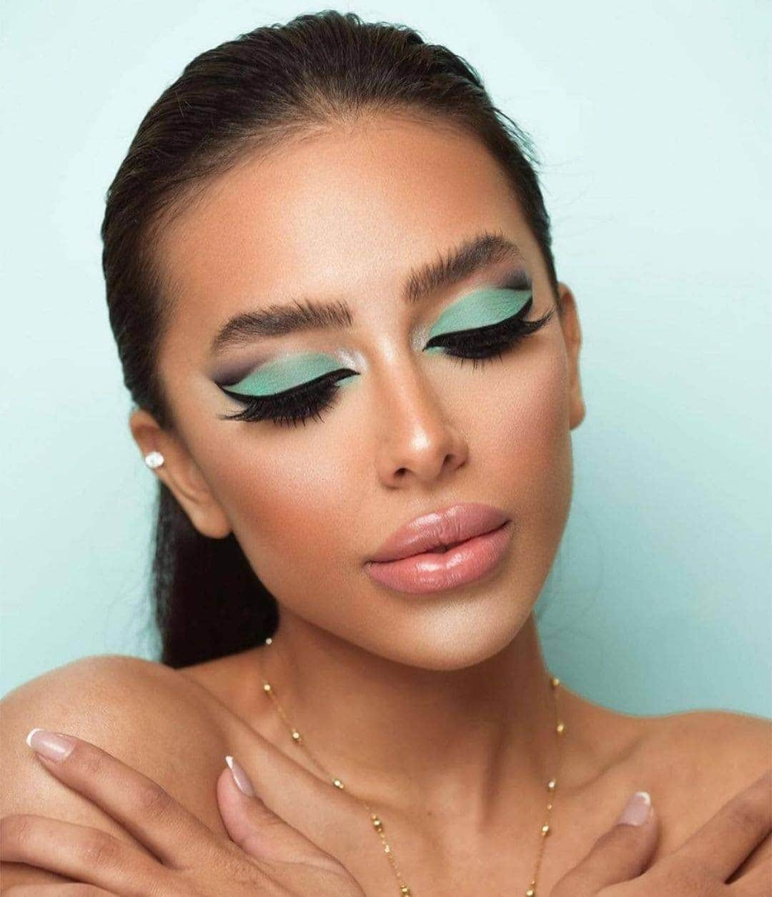 M·A·C Cosmetics Deutschlandさんのインスタグラム写真 - (M·A·C Cosmetics DeutschlandInstagram)「Bei diesem zauberhaften Look sind wir direkt auf Wolke 7! 💙 ✨   Die talentierte @makeupby_haidar_haidar verwendete für dieses wundervolle Make-Up unsere Studio Fix Foundation, die Studio Conceal and Correct Palette und unseren Extra Dimension Highlighter in Oh, Darling! 😍 Als Eyeshadow empfehlen wir Dir die Farbe Mint Condition!💙💚  Wer von Euch würde diesen Look nachschminken? 🙋 🔥  📸 @ahmadhamwiphotography @maccosmeticsmiddleeast #maccosmetics #maceyeshadow #maceyes #eyemakeup #eyes #eyelook」12月23日 2時00分 - maccosmeticsgermany