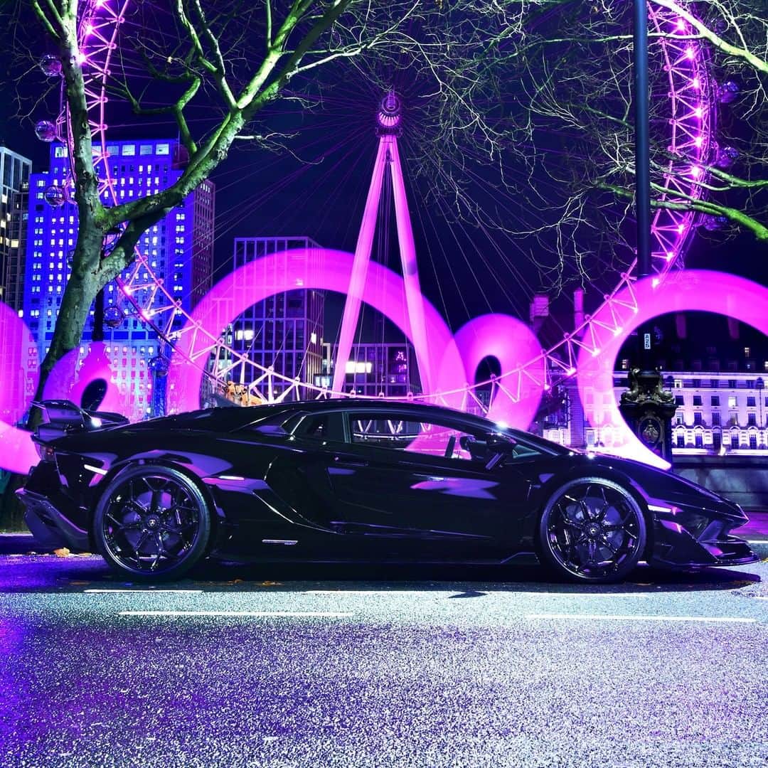 ランボルギーニのインスタグラム：「If you think that artworks can only be found in museums, you are wrong. The night streets of London are the perfect pedestal for Aventador SVJ: a masterpiece of design and engineering.   #Lamborghini #AventadorSVJ」