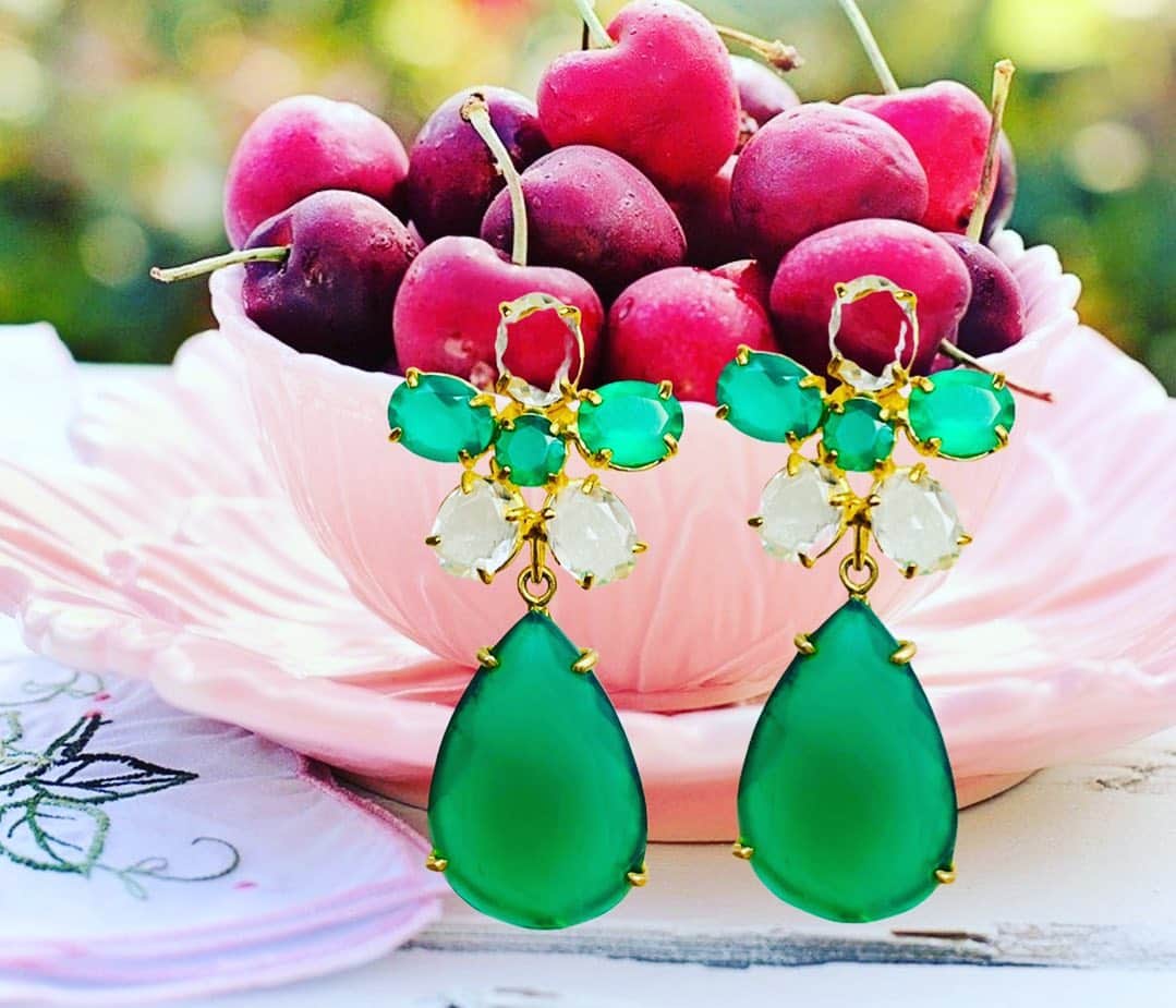 バウンキットさんのインスタグラム写真 - (バウンキットInstagram)「Sometimes we associate the color green with Christmas, but green jewelry work all year round , and complement almost all colors . . . . . . . . . #greenearrings #greenonyxjewelry #earrings #giftideas #handmadejewelry #versatilejewelry #cliponearrings #madeinny #sterling #designerjewelry #statementjewelry」12月23日 2時03分 - bounkitnyc