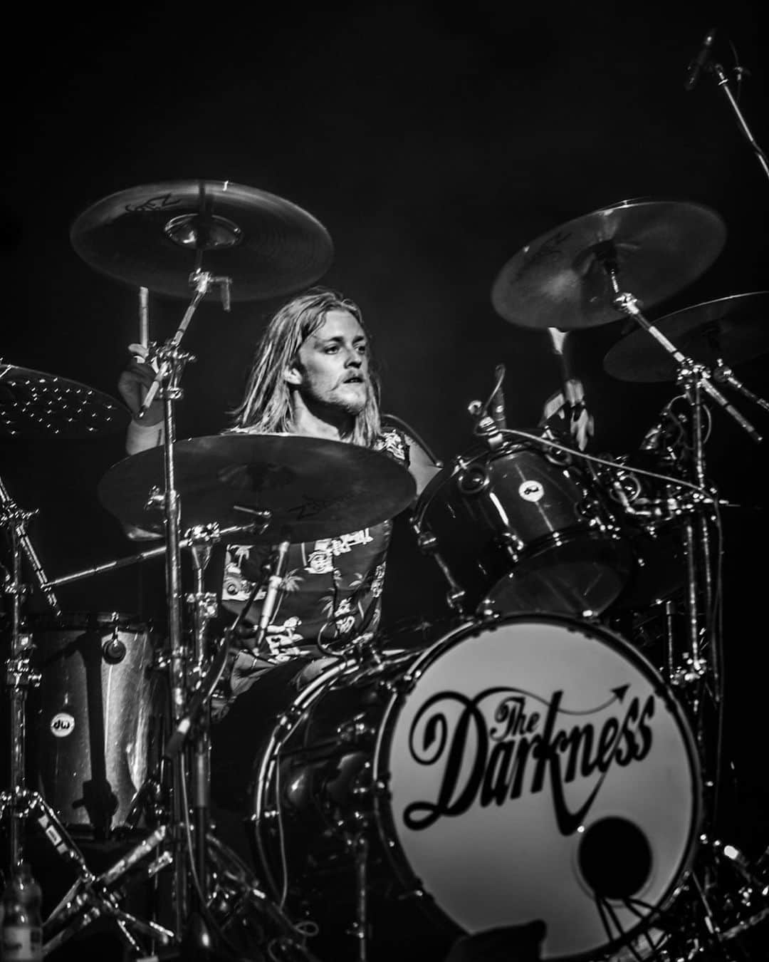 ルーファス・テイラーさんのインスタグラム写真 - (ルーファス・テイラーInstagram)「Last Friday we got to play live music again, what a treat 😌 #thedarkness #streamingofawhitechristmas  📸 - @gareth_parker_photography」12月23日 2時18分 - rufusttaylor