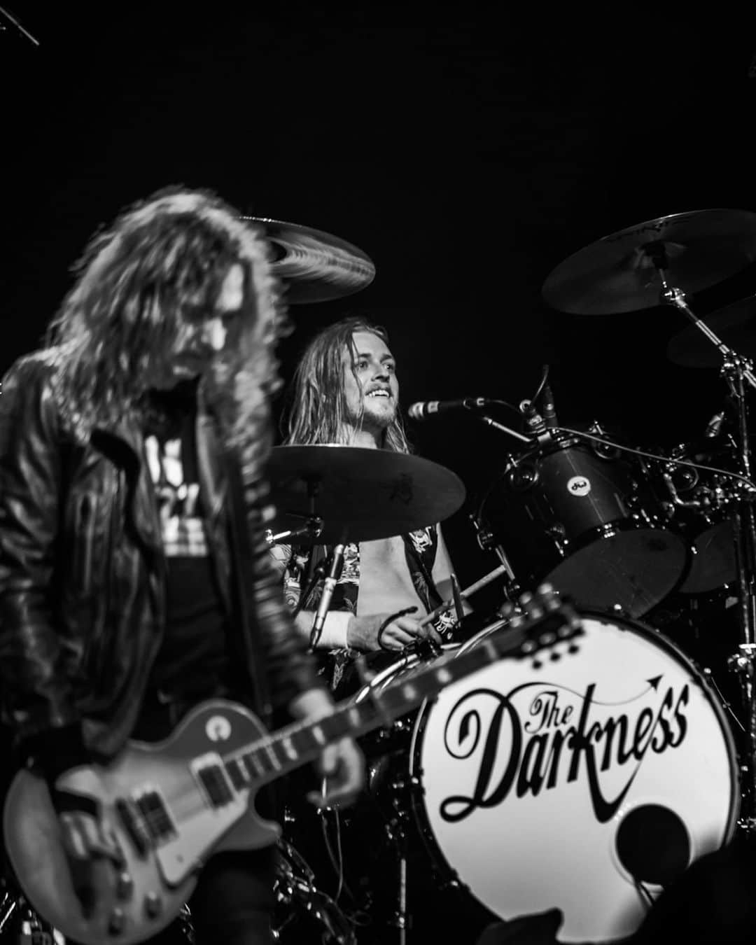 ルーファス・テイラーさんのインスタグラム写真 - (ルーファス・テイラーInstagram)「Last Friday we got to play live music again, what a treat 😌 #thedarkness #streamingofawhitechristmas  📸 - @gareth_parker_photography」12月23日 2時18分 - rufusttaylor