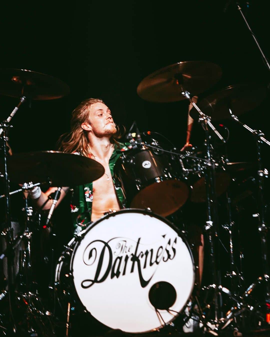 のインスタグラム：「Last Friday we got to play live music again, what a treat 😌 #thedarkness #streamingofawhitechristmas  📸 - @gareth_parker_photography」