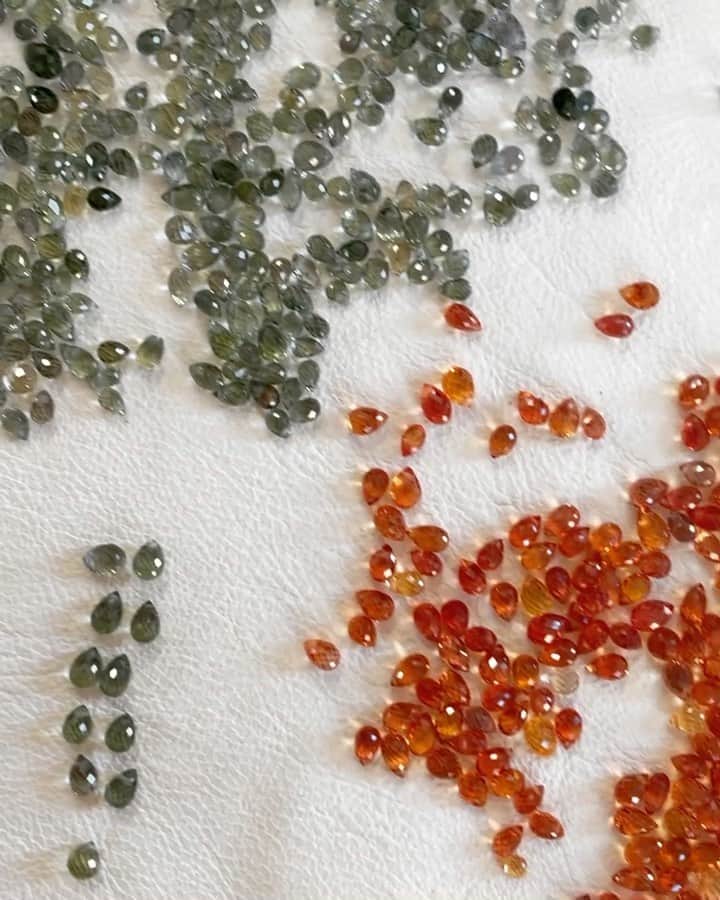 チャンルーのインスタグラム：「Sorting through sapphires and diamonds 🧡💚#chanluustudio」