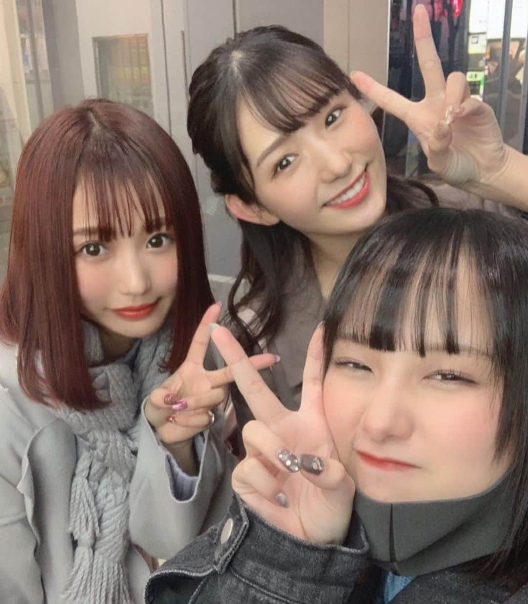 栗田麻理さんのインスタグラム写真 - (栗田麻理Instagram)「. 最近３人で遊ぶ回数が多くてニヤけてしまう😳笑  IMAXで鬼滅を見に行った後に誕生日のお祝いをしてくれました😢❤︎  異色の３人と言われますが、めちゃくちゃ愉快な３人です😉笑  ちえさん、まゆちゃんありがとうございました💐  #ハッシュタグに悩む #愉快な仲間たち #どの写真も1人だけ表情が変わらない #好き好き大好きやっぱ好き」12月23日 2時13分 - mk_1202_x