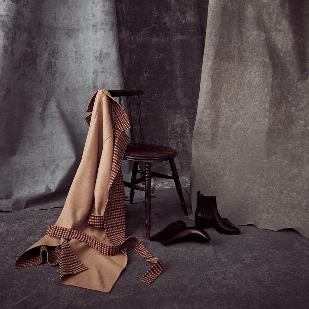Banana Republic のインスタグラム：「Heading out for a morning stroll? We've picked out our Reversible Double-Faced Coat and leather Chelsea boots for you. You're welcome. 😊」