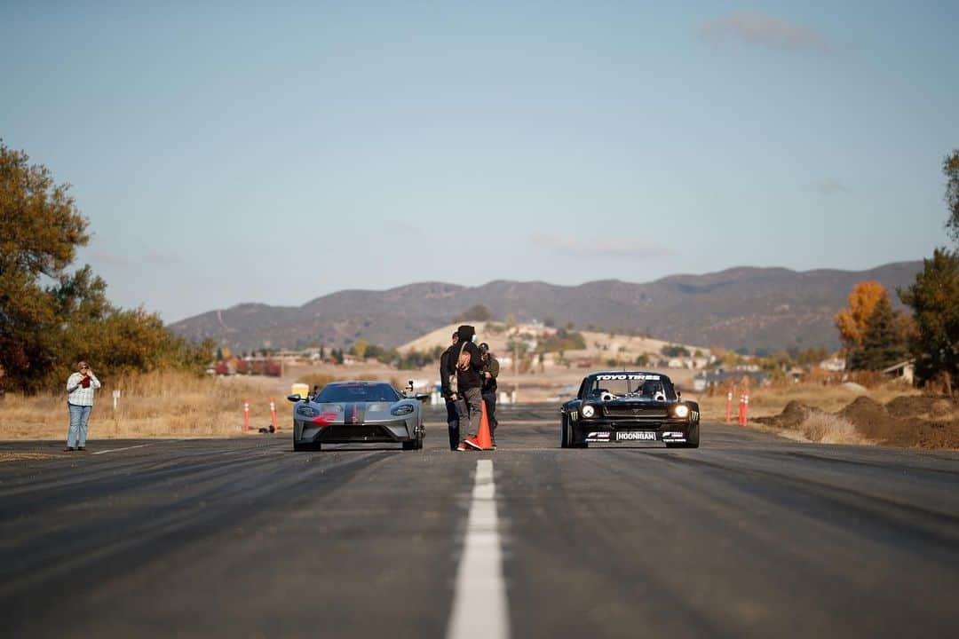 ケン・ブロックさんのインスタグラム写真 - (ケン・ブロックInstagram)「Live now on the @TheHoonigan’s YouTube channel - the battle of the Ford icons. Click the link in my bio to watch Hoonicorn Vs The World with this rad Ford GT “Carbon Series” driven by Mr. @BorlaExhaust himself, @DavidBorla. #HoonicornVsTheWorld #Hoonicorn #FordGT #BorlaExhaust」12月23日 2時15分 - kblock43