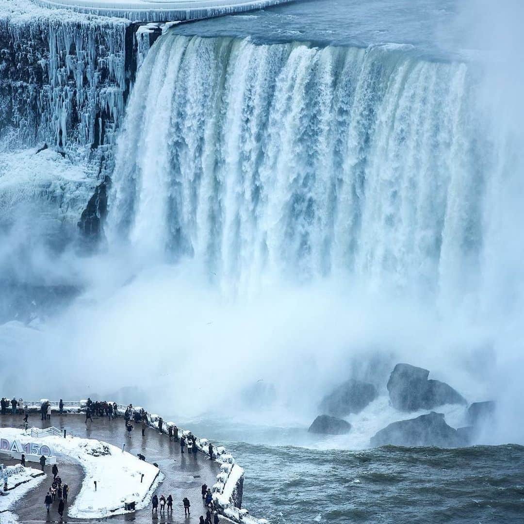 Explore Canadaさんのインスタグラム写真 - (Explore CanadaInstagram)「Niagara Falls are a Canadian must-see, located in Southern Ontario, spanning the Canada/US border. Swipe through to see our beautiful perspective of this mammoth natural phenomenon, and enjoy some of our favourite facts below:⁠⠀ ⁠⠀ ❤️ Niagara Falls is actually made up of three seaparate waterfalls: Horshoe Falls (the largest of the three), American Falls and Bridal Veil Falls. ⁠⠀ More than 168,000 cubic metres, or 6 million cubic feet, of water go over the Horshoe Falls every minute during peak daytime in the summer.⁠⠀ 💙 The history of this iconic site goes back thousands of years to the Ice Age, when large torrents of water were released from the melting ice, draining into what is now known as the Niagara River.⁠⠀ 💛 The word 'Niagara' is derived from the Iroquois word "onguiaahr", meaning 'The Strait". ⁠⠀ ⁠⠀ Do you know any other fun facts about Niagara Falls? Share them with us in the comments below! #CanadaNice #ExploreCanada⁠⠀ ⁠⠀ *Know before you go! Check the most up-to-date travel restrictions and border closures before planning your trip and if you're travelling in Canada, download the COVID Alert app to your mobile device.*⁠⠀ ⁠⠀ 📷: @evokingvisuals, Alan Brutenic, @argenel, @silvergs⁠⠀ 📍: @niagarafallstourismcanada, @ontariotravel⁠⠀ ⁠⠀ #ExploreNiagara #DiscoverON⁠⠀」12月23日 2時15分 - explorecanada