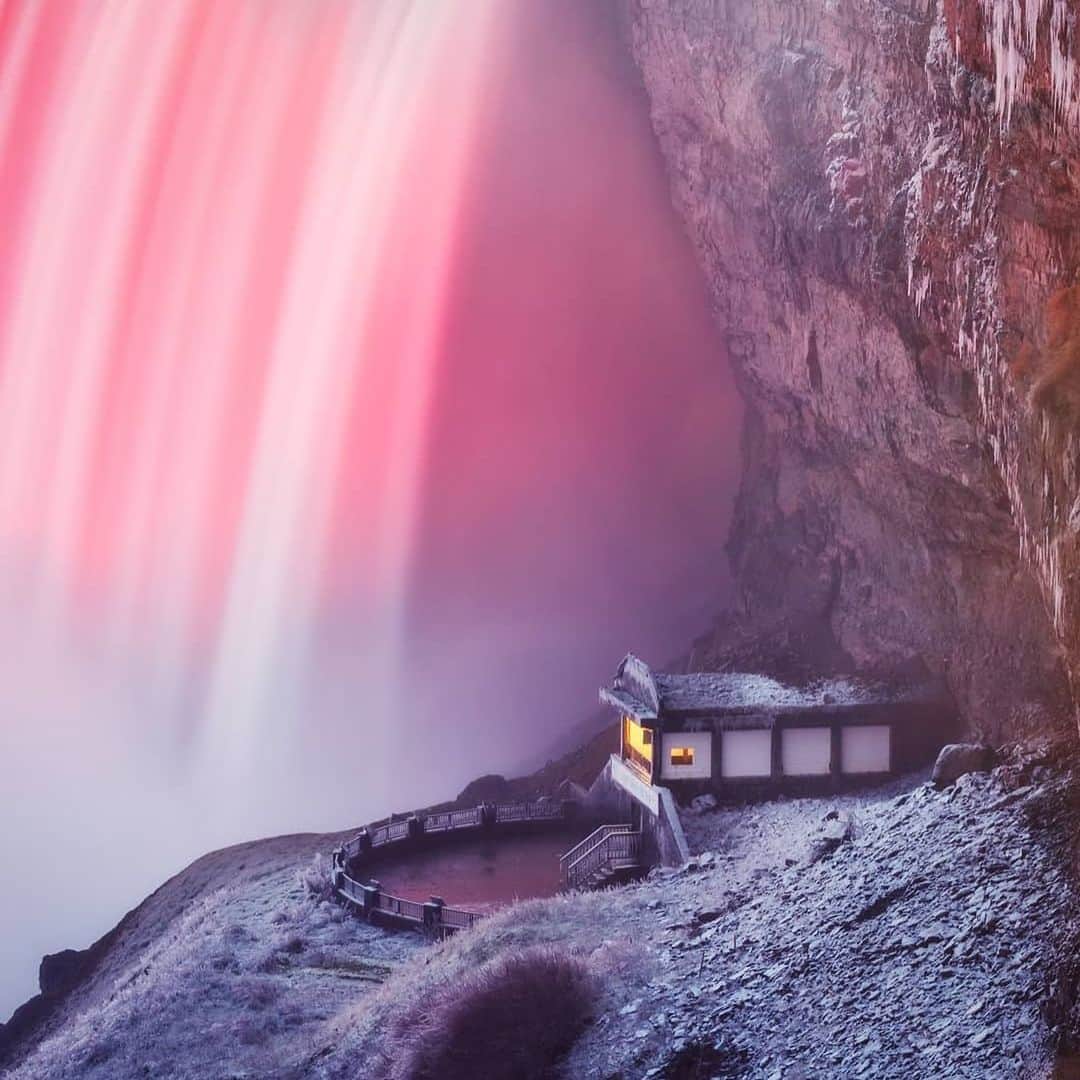 Explore Canadaのインスタグラム：「Niagara Falls are a Canadian must-see, located in Southern Ontario, spanning the Canada/US border. Swipe through to see our beautiful perspective of this mammoth natural phenomenon, and enjoy some of our favourite facts below:⁠⠀ ⁠⠀ ❤️ Niagara Falls is actually made up of three seaparate waterfalls: Horshoe Falls (the largest of the three), American Falls and Bridal Veil Falls. ⁠⠀ More than 168,000 cubic metres, or 6 million cubic feet, of water go over the Horshoe Falls every minute during peak daytime in the summer.⁠⠀ 💙 The history of this iconic site goes back thousands of years to the Ice Age, when large torrents of water were released from the melting ice, draining into what is now known as the Niagara River.⁠⠀ 💛 The word 'Niagara' is derived from the Iroquois word "onguiaahr", meaning 'The Strait". ⁠⠀ ⁠⠀ Do you know any other fun facts about Niagara Falls? Share them with us in the comments below! #CanadaNice #ExploreCanada⁠⠀ ⁠⠀ *Know before you go! Check the most up-to-date travel restrictions and border closures before planning your trip and if you're travelling in Canada, download the COVID Alert app to your mobile device.*⁠⠀ ⁠⠀ 📷: @evokingvisuals, Alan Brutenic, @argenel, @silvergs⁠⠀ 📍: @niagarafallstourismcanada, @ontariotravel⁠⠀ ⁠⠀ #ExploreNiagara #DiscoverON⁠⠀」