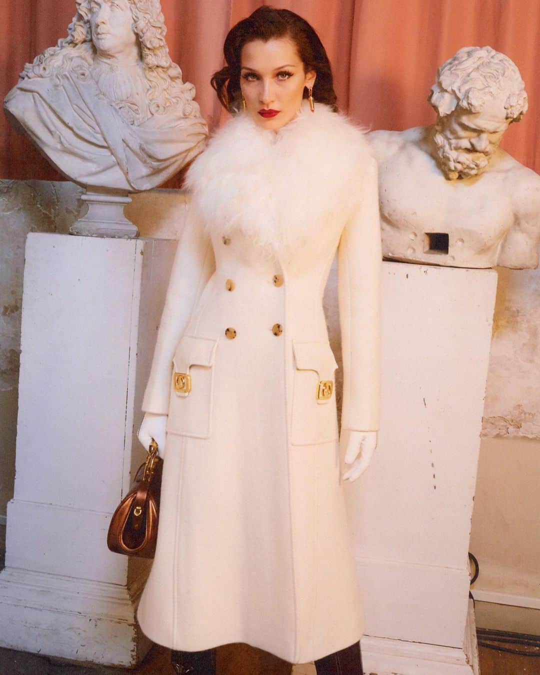 ランバンのインスタグラム：「Long white double-breasted wool coat. #LanvinFW20」