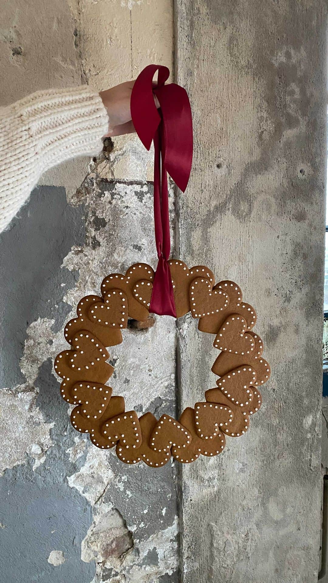 Frida Ramstedtのインスタグラム：「Gingerbread Wreath DIY #christmascraft #trendenser #julpyssel #uppersittarkväll」