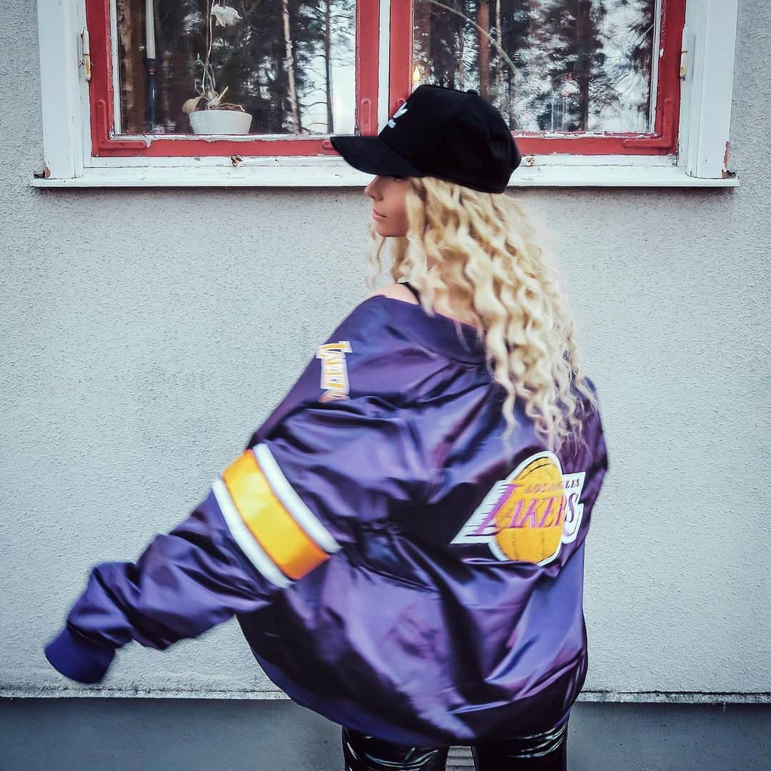 Keelaのインスタグラム：「💜💛 Har ni någon snö än? 😅」