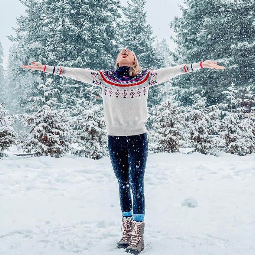 オボズのインスタグラム：「Adventures like these ❄️  ➡️➡️➡️➡️➡️ ⬇️⬇️⬇️⬇️ ➡️➡️➡️➡️➡️ Start at Oboz Footwear Dealers like these 🥾   Shopping at your local retailers this holiday season is more than just a purchase. It’s a gateway to adventure, an opportunity to share stories, and build stronger communities. Thank you, Oboz Dealers for going the “extra mile” in-store and on the trails.  Be sure to cast your vote for the final two Dealer Nice List nominees: @appalachianoutfitters and @theheelshoefitters in our story!  📸 @tracies_guidetothe_galaxy & @timberlinefootfitters  . . . . #obozfootwear #truetothetrail #local #retailer #shoplocal #holidayshopping #snow #adventure #hiking #winterwonderland」