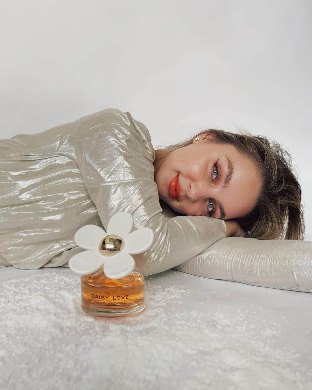 アレクサ・ロジーのインスタグラム：「Daisy by Marc Jacobs has been my go to gift for over a decade. a youthful & timeless scent that smells beautiful on absolutely everyone. my forever signature scent ✨ @marcjacobsfragrances #FriendsofDaisy #MJpartner #MJDaisy」