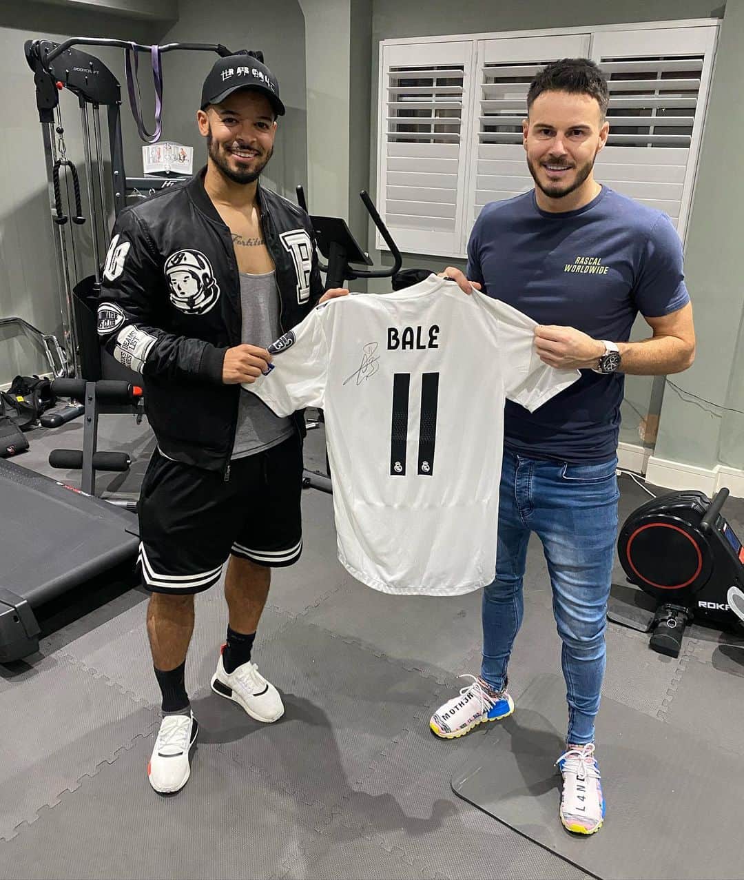 F2Freestylersのインスタグラム：「🚨BALE GIVEAWAY🚨 Day 10 - We’re giving away a signed @garethbale11 Real Madrid Shirt! 🇪🇸 Unbelievable prize....tag 2 mates below for your chance to win! Winner announced tomorrow.  Good luck! 🏴󠁧󠁢󠁷󠁬󠁳󠁿🏌🏼‍♂️🐓」