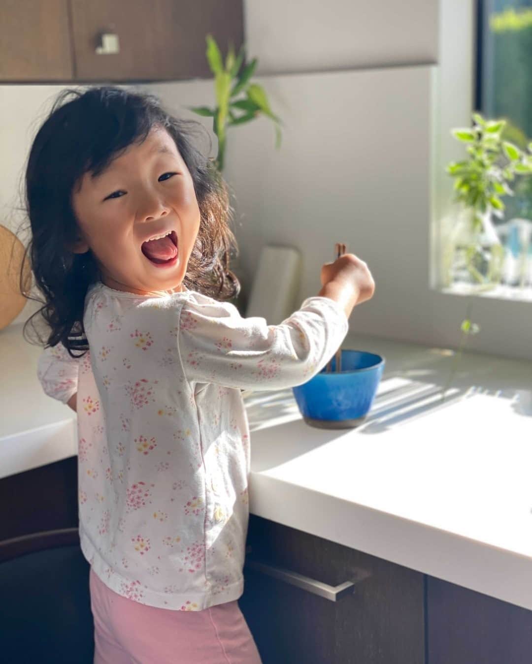 近藤麻理恵のインスタグラム：「She insisted on making breakfast for us this morning! 😋」