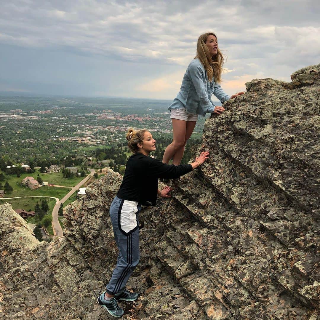 サッシャ・ディギーリアンのインスタグラム：「Dearest @laura__capps ; one of the kindest, positive, and loyal best friends!   I am consistently inspired by your genuine drive and adventurous spirit.   Happiest of birthdays pal!!!   Thank you for being there for me every step of the way. I hope I can do the same for you. To many many more random, weird, and adventurous things my quarantini buddy!!!」