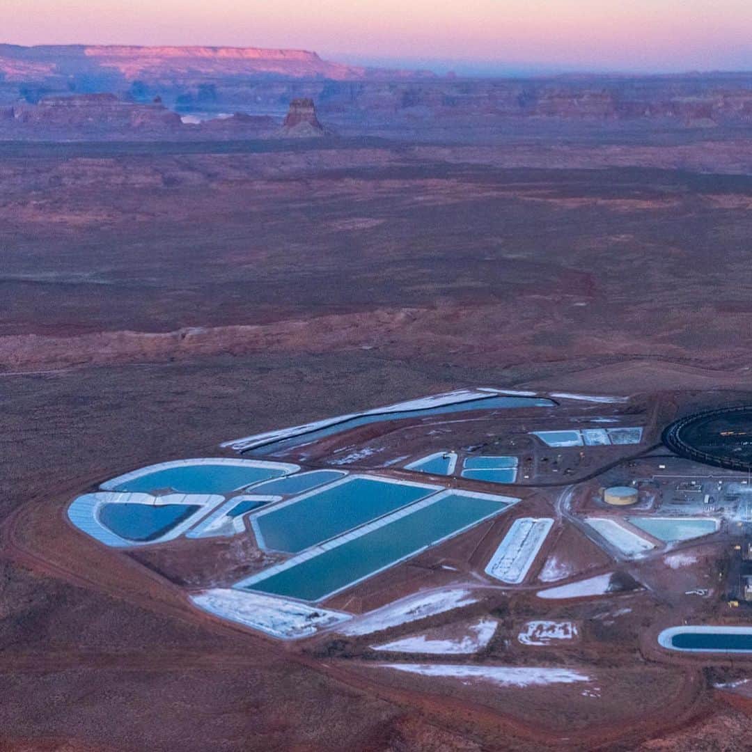 ナショナルジオグラフィックさんのインスタグラム写真 - (ナショナルジオグラフィックInstagram)「Photos by Pete McBride @pedromcbride with video by @ecoflight / The end of an era. At 8:30 a.m. last Friday, explosions rocked the first of three massive smokestacks that have dominated the horizon on the western edge of the Navajo Nation for a half century and impacted the air quality of our most iconic national park, Grand Canyon. (They even graced the cover of @natgeo once.)  The demolition of the 775-foot-tall smokestacks at Navajo Generating Station is hugely symbolic. It marks the close of a complicated, painful chapter for thousands of Navajo and Hopi whose lives and families have been impacted by coal. Until it closed last November, the 2400 MW power plant generated electricity for Phoenix, Tucson, Las Vegas, Los Angeles, and other cities, bypassing Navajo and Hopi homes and businesses. The plant also pumped massive amounts of water that allowed Phoenix to grow into the fifth largest city in America, as thousands of Navajo and Hopi homes lacked access to running water. While the plant provided jobs for many, including Navajo and Hopi, the economics of coal finally proved to be outdated. Nonetheless, it left many with mixed emotions at the event.  I look forward seeing how the Navajo and Hopi move forward— and have their voice at the table for cleaner energy and a more sustainable water future. #navajo #hopi #grandcanyon #energy #Petemcbride   Thanks Eco Flight for covering this story for years with  @grandcanyontrust.」12月23日 2時33分 - natgeo