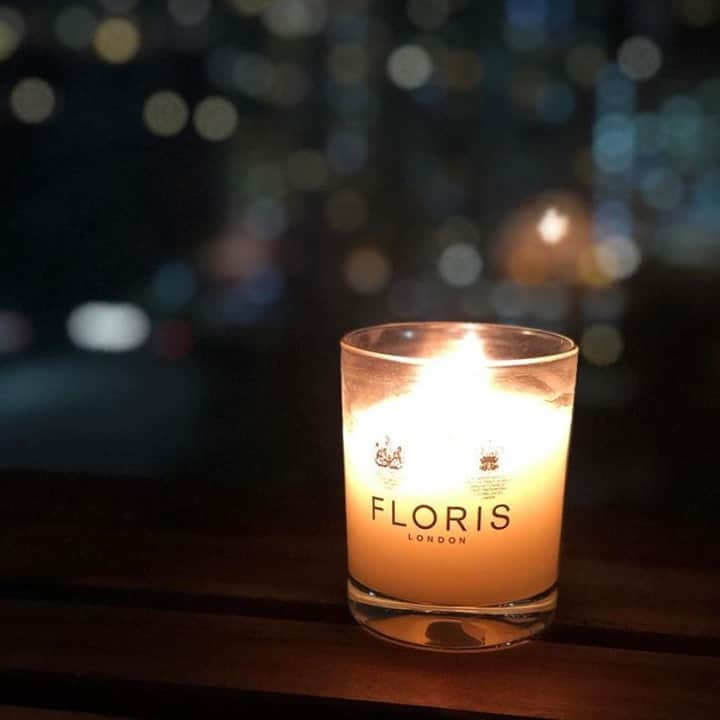 フローリスさんのインスタグラム写真 - (フローリスInstagram)「We are hunkering down and cosying up for the festive season here in London. ⠀ ⠀ Photo: @tammyscy⠀ ⠀ #FlorisLondon #AllWrappedUp #London #ChristmasAtFloris #ScentedCandles #Candlelight #Cityscape」12月23日 2時44分 - florislondon