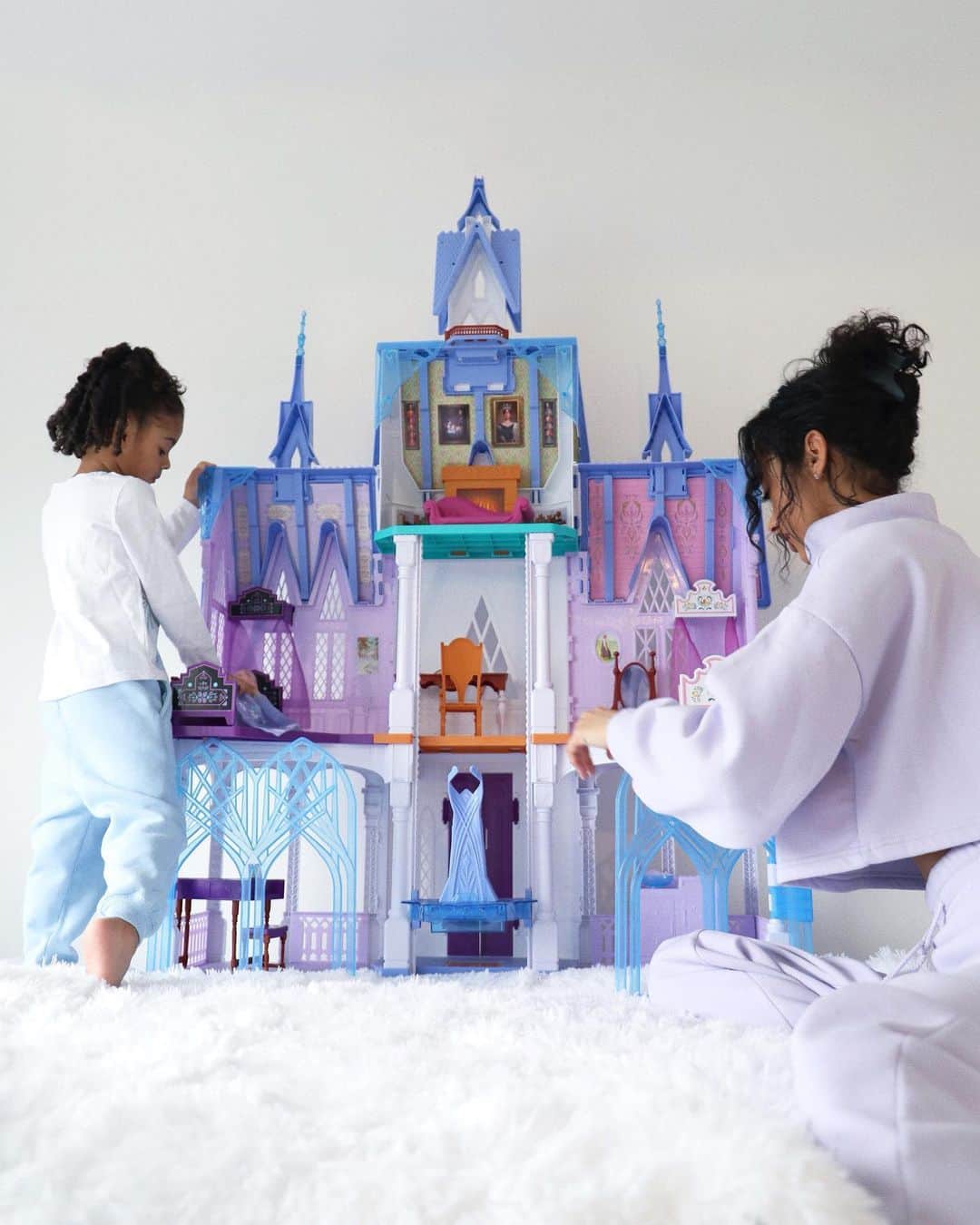 ジェイデ・ピアスのインスタグラム：「#AD Lockdown life with Ayla ❄️. This @disneyuk Frozen 2 Ultimate Arendelle castle from @hasbro will literally bring the magic of the movie to your home! We’re big fans of @disneyuk Frozen in my household (myself included 😂) and this would have been my dream to have as a child! It’s perfect as a birthday gift or Christmas present to play out scenes from the amazing Frozen films ❄️ @amazonuk」