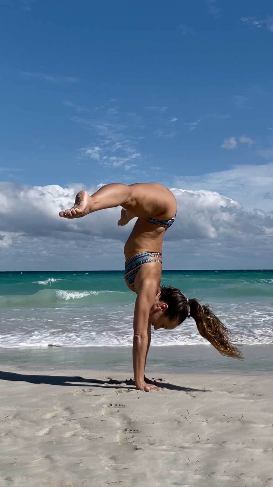 キノ・マクレガ―のインスタグラム：「It’s winter in Miami ☀️ _ Full Primary Series + Conference with me this Saturday at 9 am @miamilifecenter  _ And as always practice with me LIVE on @omstarsofficial Wednesday’s at 1 pm. _ #yoga #handstand #miami #miamibeach #kinoyoga #omstars  🙏💕」