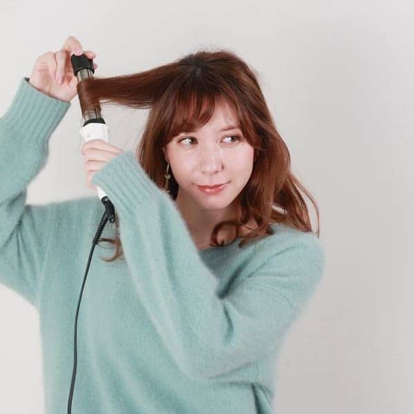 モッズ・ヘア スタイリングツールさんのインスタグラム写真 - (モッズ・ヘア スタイリングツールInstagram)「.⁣ 【HAIR TUTORIAL】ホリデイシーズンのお出かけヘアアレンジ#3「大人ガーリーハーフアップスタイル」⁣ ⁣ ▷ハーフアップの位置を低めにすることで、⁣ 甘すぎない大人可愛いスタイルに。⁣ ⁣ step1: 髪全体を、毛先にしっかりカールがつくように32mm程度のアイロンで巻き、ジェル状のアウトバストリートメントなどをもみ込んでツヤとまとまりをだす。⁣ ⁣ step2: 両サイド、耳上の毛束を分けとり、後ろに向かってねじっていく。⁣ ⁣ step3: 耳の高さでひとつにまとめてゴムでむすび、くるりんぱをする。位置を低めにすることで、リボンアレンジも大人っぽい印象に。⁣ ⁣ step4:リボンをゴムの上に巻きつけて、蝶むすびをする。⁣ ⁣ step5: 前髪を整えたら完成。⁣ ⁣ ⁣ pick up tool:⁣ 差し込んで、回転させるだけ。⁣ 独自のノークリップ構造カールアイロン⁣ 「ADVANCED SMART EASY CURL（MHI-2584-W / MHI-2584-K）」。⁣ ナチュラルカールや毛先のワンカールにも。⁣ ⁣ ⁣ hair: NANAMI EDA/ mod's hair IKEBUKURO⁣ makeup: HARUKA MIYASHITA/mod's hair FUTAKOTAMAGAWA⁣ ⁣ ⁣ ▷過去のアーカイブはプロフィールURL→MENU→STYLE GALLERYから⁣ ⁣ ⁣ #MHI2584W #MHI2584K⁣ #modshair #モッズヘア⁣ #modshairstylingtools #モッズヘアスタイリングツール⁣ #サロンクオリティ⁣ ⁣ #ヘアアイロン #カールアイロン ⁣ ⁣ #hair #hairstyle⁣ #ヘアスタイル #ヘアセット #スタイリング⁣ #ヘア用品 #ヘアアレンジ ⁣ #ヘアアイテム #ヘアアレンジ簡単⁣ ⁣ #リボンアレンジ #リボンヘア ⁣ #大人かわいい #ハーフアップ⁣ #巻き髪アレンジ #ハーフアップアレンジ⁣ #ヘアアレンジやり方 #くるりんぱアレンジ⁣ #今日の髪型 #お出かけヘア #デートヘア」12月22日 17時43分 - mods_hair_stylingtools