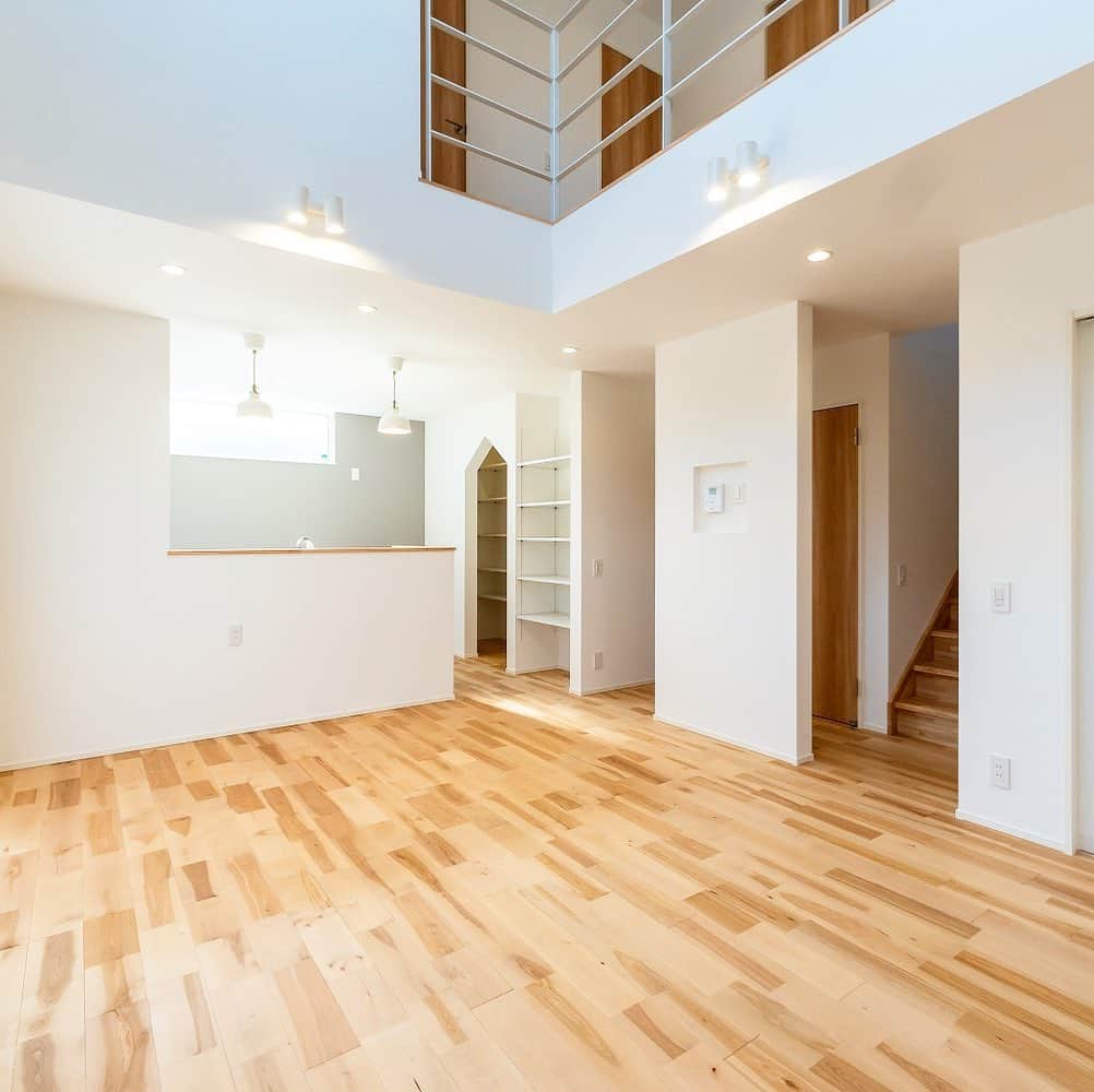 のインスタグラム：「.﻿ シンプルでナチュラルなリビング🏠﻿ ﻿ 吹き抜けが広く、1階と2階が繋がっているような空間に✨﻿ ﻿ 注文住宅は住む人の暮らしに合わせた間取りのお家なので、もちろん大きな吹き抜けの家もできますし、吹き抜けのないお家もできます🌱﻿ ﻿ どんなお家がいいのか、家族でもそれぞれに考え方が違ってくることもあります。﻿ これからの年末年始、ぜひ、ご家族で話をしてみてくださいね！😊﻿ ﻿ _____________________________ ✍🏻﻿ ﻿ “家族で 笑顔で 幸せに”﻿ ﻿ 福山市を中心に注文住宅や規格住宅を取り扱っている【ナチュラルハウス】です☺︎︎︎﻿ ﻿ 他にもたくさんの施工事例掲載しております🐾﻿ ﻿ 詳しくはこちら▼﻿ 📌@naturalhouse_﻿ ﻿ #リビング #吹き抜け #LDK #シンプルな家 #ナチュラルな家 #シンプルハウス #吹き抜けのある家 #ナチュラルハウス #福山ナチュラルハウス #福山注文住宅 #尾道注文住宅 #福山家 #福山工務店  #福山家づくり #マイホーム #施工事例 #デザイン住宅広島 #福山新築 #福山子育て #福山ママ #子育て家族 #家族で笑顔で幸せに」