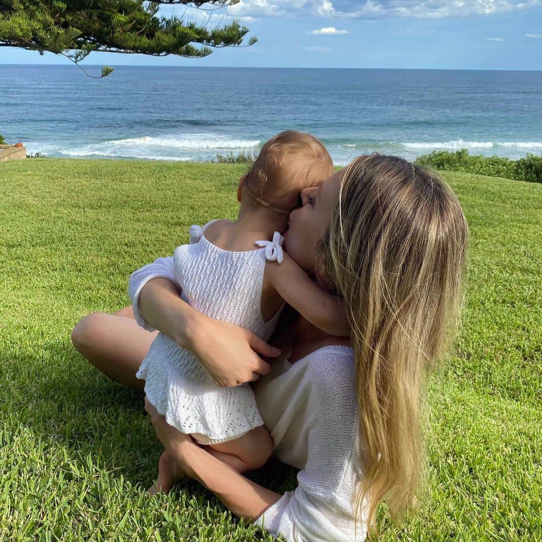 ジェニファー・ホーキンスのインスタグラム：「Had such a lovely birthday thanks to my two loves Jake and Frankie. Heart is full! 🥰 Also my friends & family, thank you! I feel so grateful to have such beautiful souls in my life! No gifts needed, just this little gem Frankie girl. 💕」