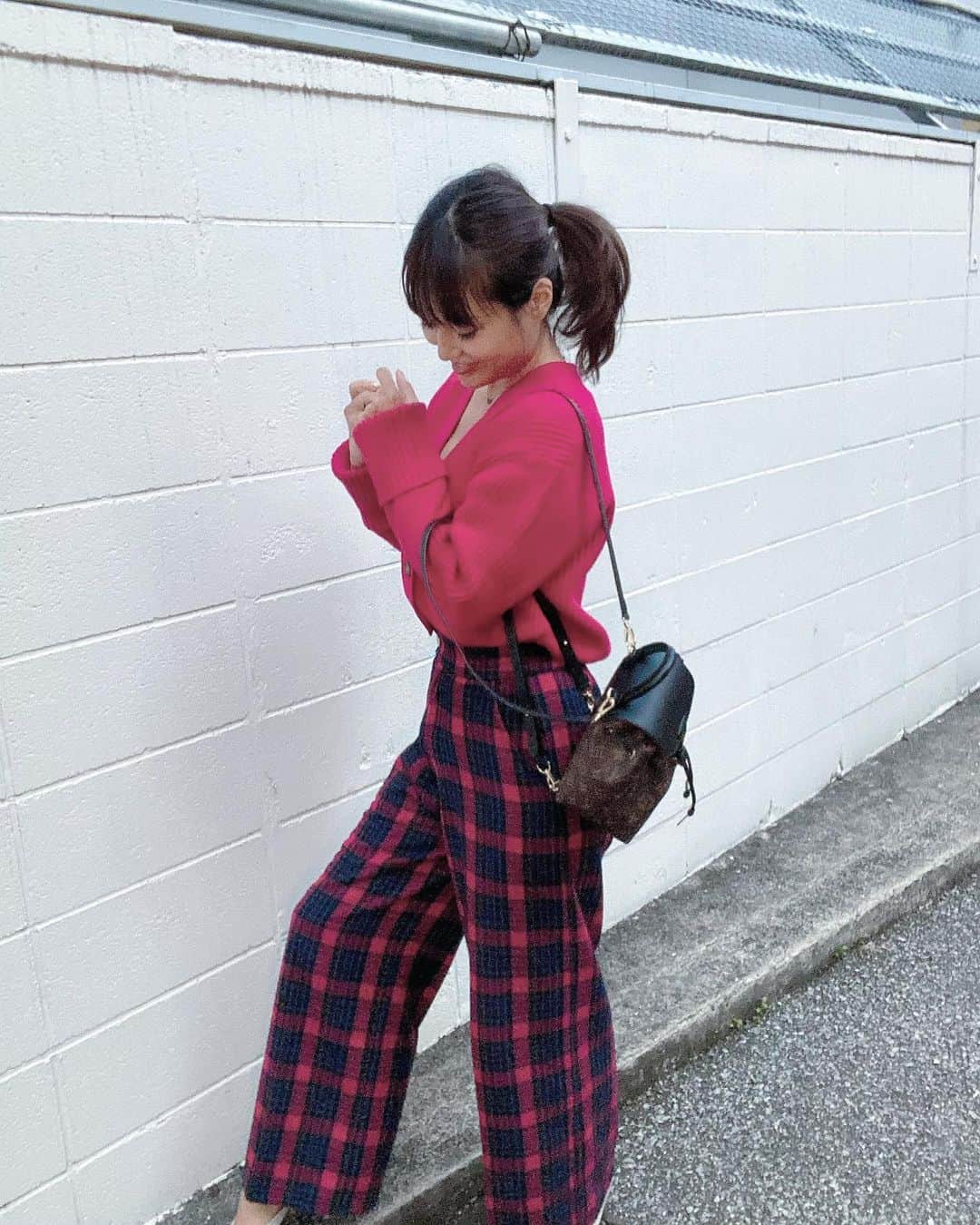 紺谷みえこのインスタグラム：「𝑅𝑒𝑑 𝑜𝑢𝑡𝑓𝑖𝑡，  好きな色は白、ピンク、そして赤🐕‍🦺❤️ 今日は楽ちんコーデ&ポニーテールで気愛day 退勤後は子供の個人面談→着替えてから会食へ！  #赤コーデ　#ポニーテール　#カジュアル　 #忘年会week  #ママコーデ　#redoutfit  #cordinate  #louisvuitton  #ponytail #japan_of_insta  #model #fashion #tartancheck  #bag #accessory #knit #nostalgia  #birthdaybash」