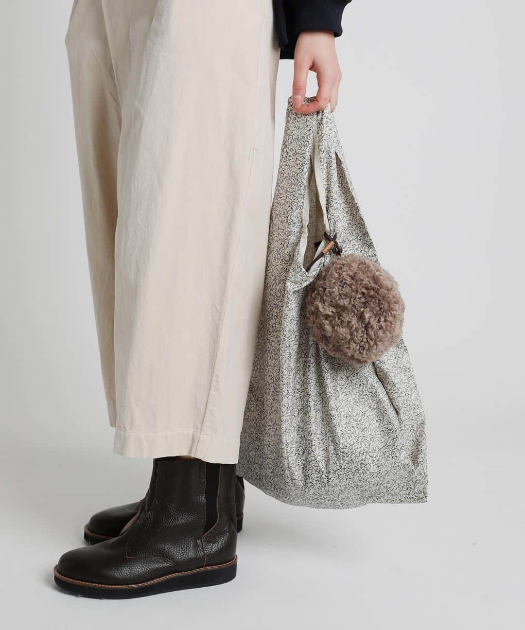 ネ・ネットのインスタグラム：「■RECYCLED FUR BAG﻿ くりくりのカーリーヘアが特徴の手触りが驚くほどよいエコファーを使用したバッグシリーズ。 エコファーのボール型のポーチの中にはなんとエコバッグが付いています。エコバッグは羊の群れが描かれたオリジナルプリントで、2枚仕立ての強度があります。 ショルダーバックとしても使える合皮の紐がついていて、ちょっとしたおでかけにも、コーディネートのアクセントにもなるアイテムです。﻿ ﻿ -------------﻿ ﻿ <A-net Winter Fair 開催中>﻿ 12月4(金)〜12月31日(木)の期間、全国のネ・ネット SHOP・HUMORにて、A-net Membershipアプリご登録で対象アイテムがお買い求めやすくなる、A-net Winter Fairを開催中です。この機会にぜひ、ご利用ください。﻿ ※オンラインショップHUMORでは、ログイン後に表示される価格が購入価格となります。﻿ ﻿ #ネネット #nenet #新作 #new #autumn #winter #2020 #collection #fashion #tokyo」