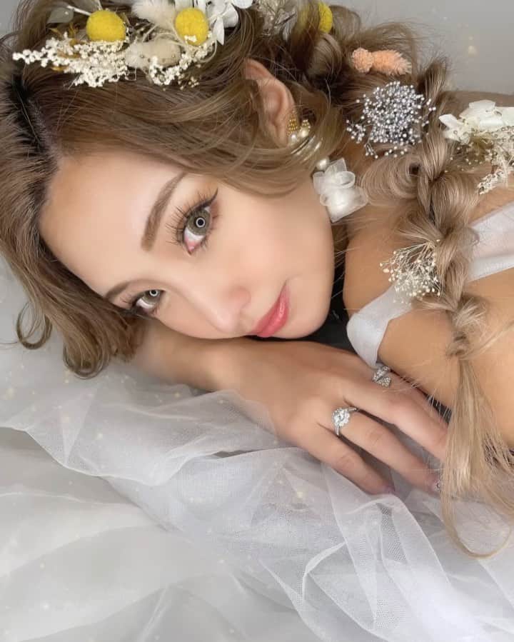 桃瀬とものインスタグラム：「あまり撮らない感じの撮影してもらいました💒👰だいすけさんありがとうございます💓💓💓たまに出張で全国飛び回ってるみたいなので是非チェックしてみて下さい💓 #ホリージョ撮影 #ウエディングドレス #六本木 #すすきの」