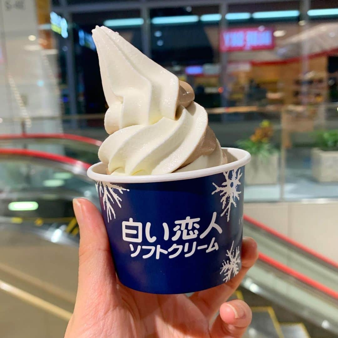 二瓶有加のインスタグラム：「. 新千歳空港で食べた #白い恋人ソフトクリーム . 沁みたわ〜〜〜🤤🍦❤︎ . . #新千歳空港　#北海道グルメ #北海道　#白い恋人　#ソフトクリーム　#ご当地グルメ  #空港グルメ」