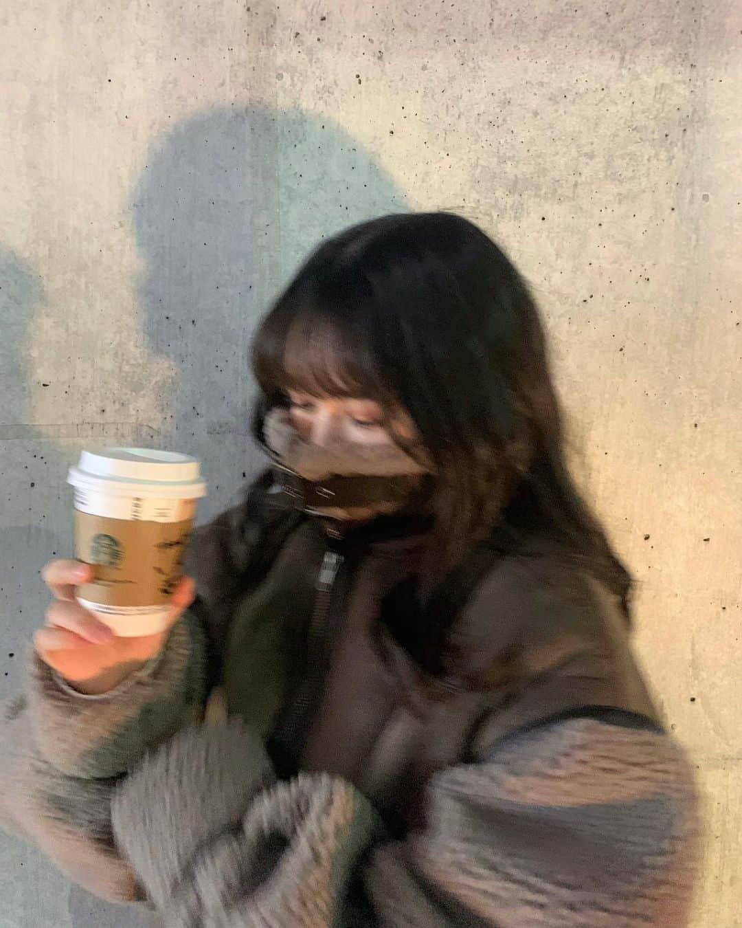 川﨑帆々花さんのインスタグラム写真 - (川﨑帆々花Instagram)「. 🤎🤎🤎 #instagood#japan#japanesegirl#starbucks #winterfashion#ootd #スタバ#ムートンジャケット#秋冬コーデ #巻き髪」12月22日 17時48分 - kawasakihonoka_official