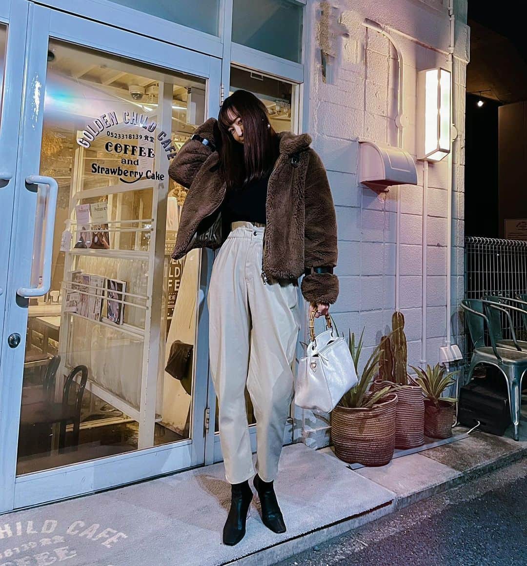 のインスタグラム：「🐻🐻🐻  今年もくまさんもこもこアウター大活躍です🐻 (セレクトショップで買いました🧥)  pants @zara  boots @zara」