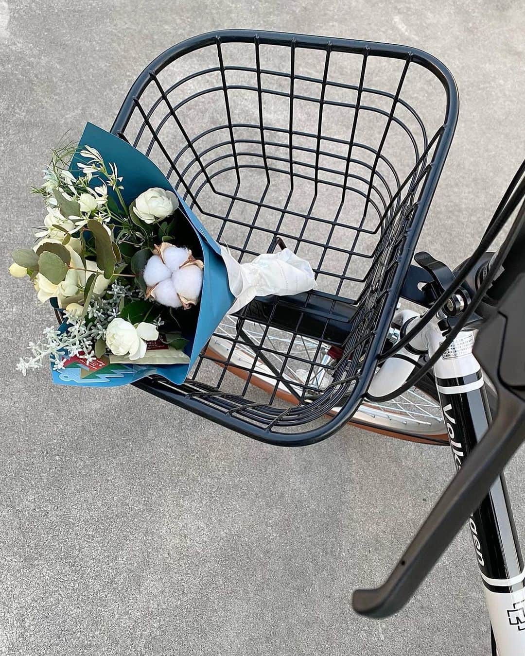 喜国雅彦＆国樹由香さんのインスタグラム写真 - (喜国雅彦＆国樹由香Instagram)「空手で痛めた膝のリハビリで自転車。スポーツ整体の先生におすすめされ早速。いつものカフェでお茶休憩して、お花も買った。さあ帰ろう（由）  #bicycle #volkswagen #teatime #shopping #flowers #ヘルメットにも #ラムシュタインステッカー貼りました #ラム活 #膝なんとか治さないと #頑張るぞ」12月22日 17時50分 - kunikikuni
