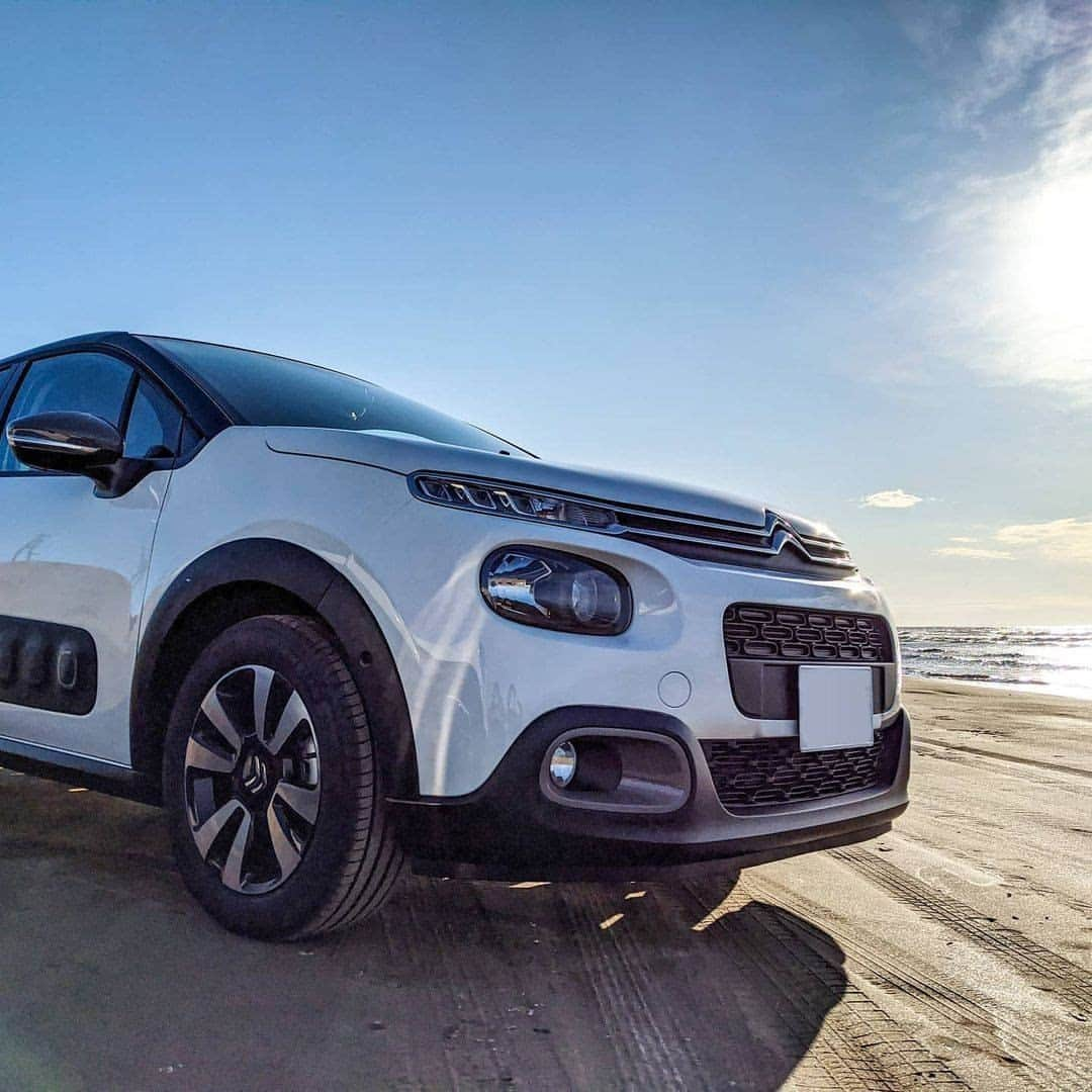 CITROEN JP Officialさんのインスタグラム写真 - (CITROEN JP OfficialInstagram)「シトロエンC3で、自然をより身近な体験に。 クルマで走れる珍しい砂浜「千里浜なぎさドライブウェイ」での一枚は、@shirosz3 さんからのリポストです。  #citroenjp とともにシトロエンの写真／イラストを投稿いただくと、公式アカウントよりリポストさせていただくことがございます。  #InspiredbyFans #citroenjp #C3 #シトロエンC3 #citroën #シトロエン #ビーチ #砂浜」12月22日 18時00分 - citroen_jp