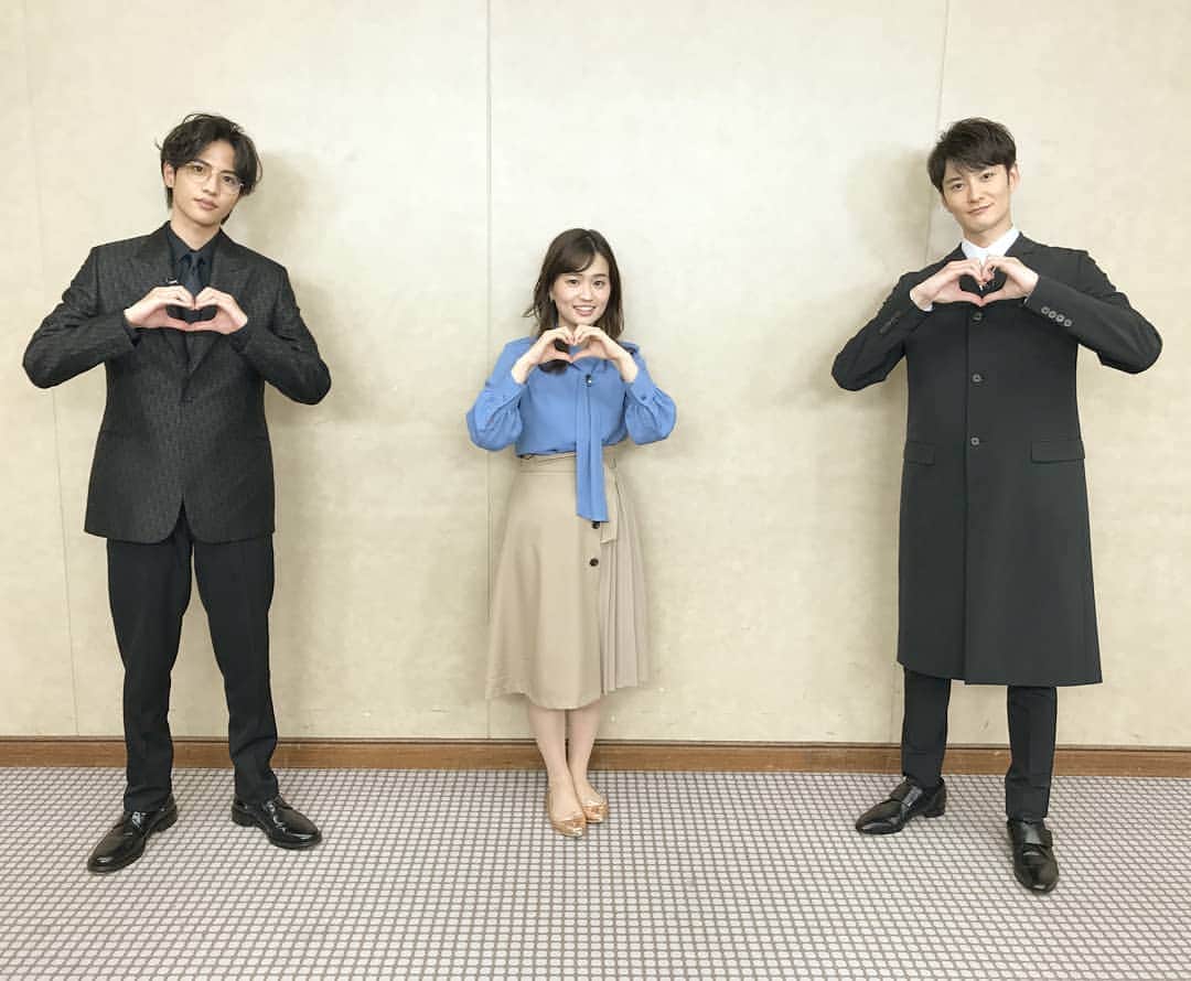 TBS「はやドキ！」のインスタグラム：「映画「さんかく窓の外側は夜」に出演されている、岡田将生さんと志尊淳さんを直撃！🎤﻿ ﻿ 今まではバディでも年下の方の役柄が多かったという岡田さん！﻿ ﻿ 今回は、志尊さんとのタッグでお兄さん側のポジションを演じられました！﻿ ﻿ 志尊さんは岡田さんをまー君と呼び、まさに息ぴったり！﻿ ﻿ 映画に登場する除霊の特殊能力にちなんで、どんな特殊能力が欲しいか伺ったところ、﻿ 志尊さんが挙げたのは自由自在に眠れる能力！﻿ ﻿ 私も欲しいです✋﻿ ﻿ ﻿ 篠原﻿ ﻿ ﻿ #岡田将生 さん﻿ #志尊淳 さん﻿ #直撃🎤﻿ #篠原梨菜﻿ #アナウンサー﻿ #はやドキ﻿ #tbs」