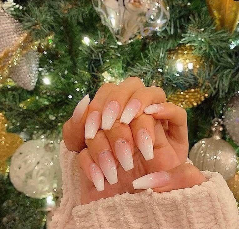 𝑒𝑟𝑖𝑘𝑎さんのインスタグラム写真 - (𝑒𝑟𝑖𝑘𝑎Instagram)「new nair💅✨💭✨💜 . . . クリスマス仕様🎅🎄✨ . . クリスマスイベントに向けてネイル 新しくした👶💕 . . そろそろクリスマスだし年末だし💭 いっぱい乾杯したい💜 . . えりかは今週いっぱいで 年内の出勤は最後になります😊💕 . . 土曜日まで沢山飲まな❤️💜❤️💜🗝 . . . 載せ直し😛💨💕 #ジェルネイル#シンプルネイル#グレージュネイル#透け感ネイル#ホワイトネイル#白グラ#白グラーデーション#nair#christmasnails #六本木 #zoo東京 #ズー東京 #キャバクラ #キャバ嬢 #きゃば嬢 #ホステス #北新地 #ミナミ #えりか #사랑스러운#귀여운#좋아#긴머리#可爱吗#可愛#お洒落さんと繋がりたい #お洒落好き#洋服好きと繋がりたい#秋コーデ」12月22日 17時54分 - eri.4734