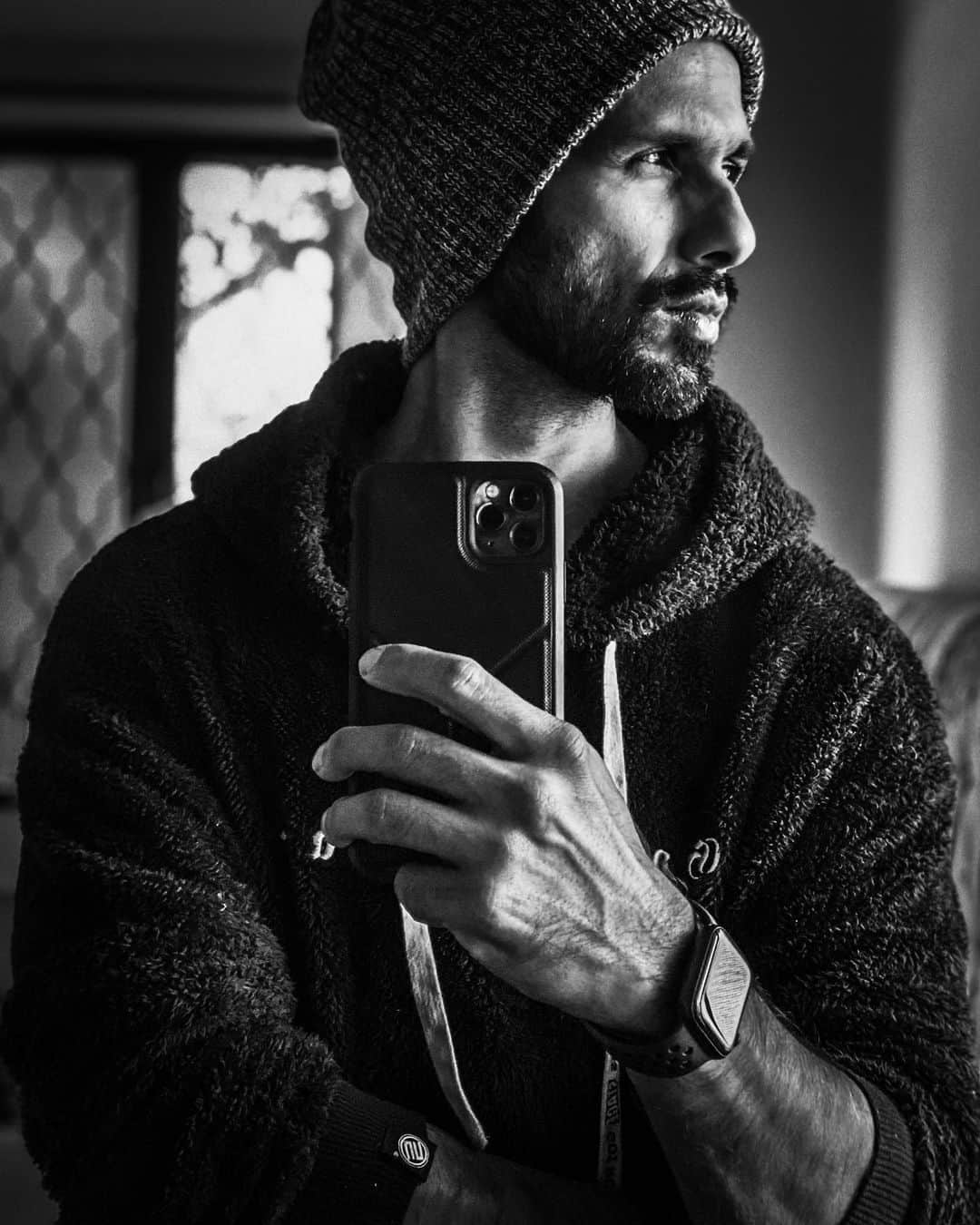 シャーヒド・カプールのインスタグラム：「Dig deep. Nothing comes for free. Find that place within that loves the grind. Whatever it is that keeps you going. Pushing forward. Headwind tailwind whatever. . Keep it real and always make it count.」