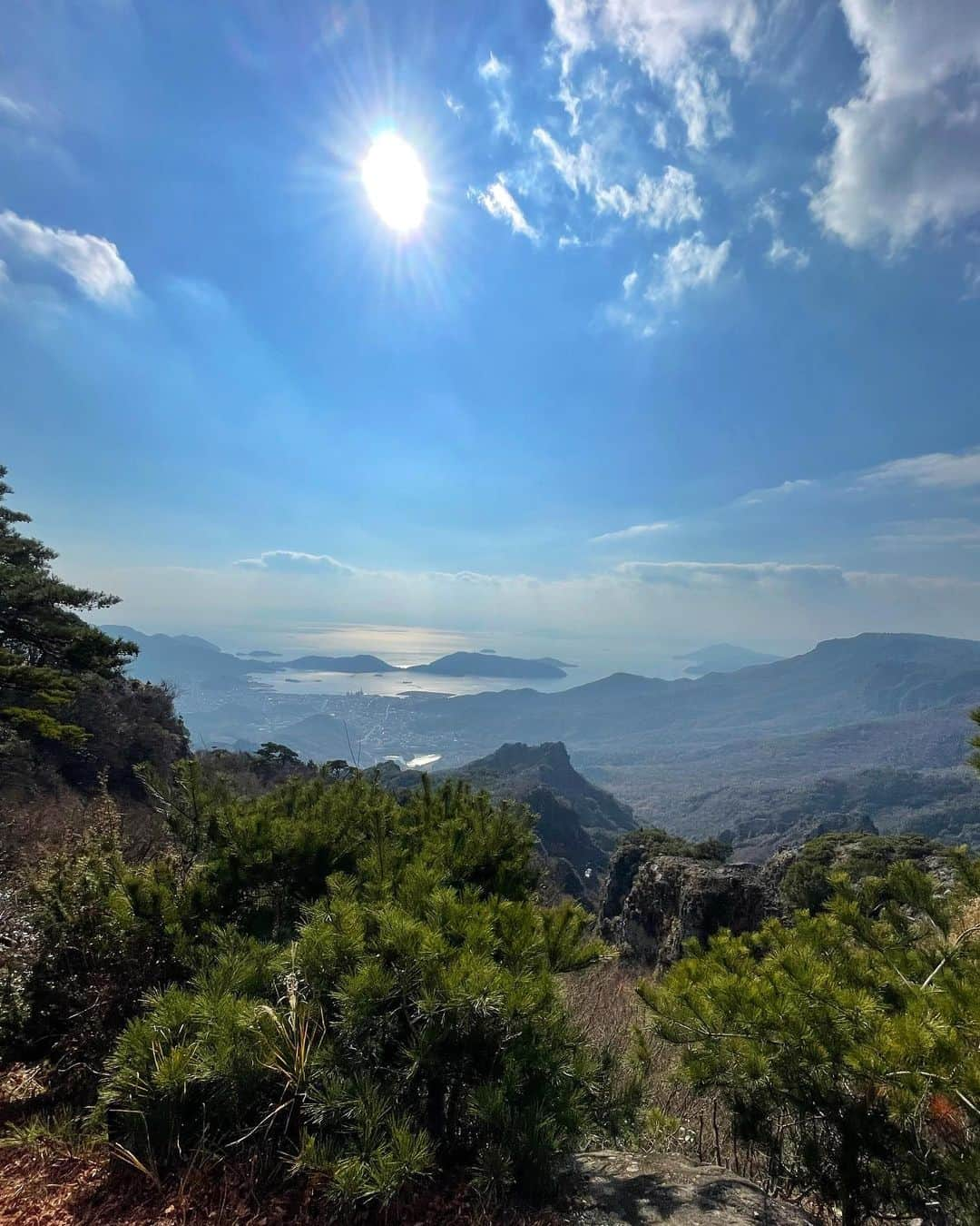 あゆみさんのインスタグラム写真 - (あゆみInstagram)「寒霞渓ブリッジ🏔 . 久しぶりにブリッジしたけどちょっと横見るとすごい 高い崖でスリル満点で心臓高鳴りまくりました⚡️⚡️ 寒霞渓は日本三大渓谷のひとつなんだってよ〜👀◎ 自然が本当に世界一だいすき！💚 . . #香川 #小豆島 #四国 #旅行 #寒霞渓 #自然 #渓谷 #太陽」12月22日 17時57分 - ayumiiii26