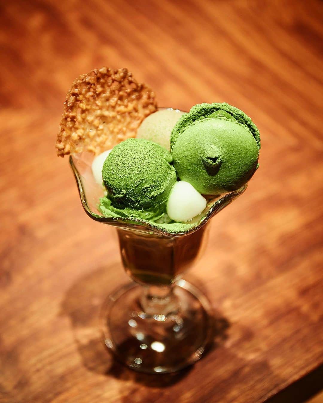 Hanako公式さんのインスタグラム写真 - (Hanako公式Instagram)「📍〈IPPUKU＆MATCHA〉﻿ 「抹茶レモン」と「抹茶チョコレートブリオッシュ」🍋🦖﻿ ﻿ 環境に優しいプラスチックレスのカップはフタとストローが一体になっているので、どちらからでも飲むことができます。パン屋〈365日と日本橋〉とコラボした、濃厚な抹茶チョコレートを挟んだ「抹茶チョコレートブリオッシュ」をおともに。抹茶初心者の方や苦手な方でも飲みやすいのでおすすめ。やみつきになる、今ブリオッシュは、熱々で抹茶チョコレートがじゅわ〜っと染み込みます。﻿ ﻿ 本日の甘味は「抹茶パフェ」🍨﻿ 上からオレンジ風味のチュイル、抹茶テリーヌを挟んだマカロン、ほうじ茶アイス、抹茶アイス、自家製白玉、フロマージュブラン、パッションフルーツのソース、濃厚黒胡麻プリン、抹茶チョコソースが層になっています。﻿ ﻿ ﻿ web連載『木村ミサと本日のティータイム🫖』﻿ モデルとして活躍する木村ミサさん @misaxmas が、自身のライフスタイルを通じて”お茶の魅力”について伝えていくweb連載。あなたの毎日のお供に、ホッと寄り添えるような一杯をお届け。﻿ ﻿ #Hanako #Hanako_magazine #日本橋カフェ #日本橋 #お茶好き#日本茶カフェ #ほうじ茶 #抹茶 #フルーツティー #抹茶好き #抹茶ラテ #ほうじ茶ラテ #IPPUKUandMATCHA #365日と日本橋 #抹茶レモン #抹茶チョコレートブリオッシュ #木村ミサ #photoby_natsumikakuto」12月22日 17時57分 - hanako_magazine