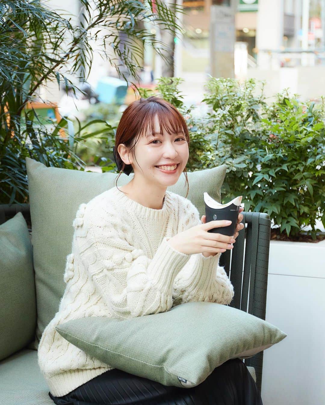 Hanako公式さんのインスタグラム写真 - (Hanako公式Instagram)「📍〈IPPUKU＆MATCHA〉﻿ 「抹茶レモン」と「抹茶チョコレートブリオッシュ」🍋🦖﻿ ﻿ 環境に優しいプラスチックレスのカップはフタとストローが一体になっているので、どちらからでも飲むことができます。パン屋〈365日と日本橋〉とコラボした、濃厚な抹茶チョコレートを挟んだ「抹茶チョコレートブリオッシュ」をおともに。抹茶初心者の方や苦手な方でも飲みやすいのでおすすめ。やみつきになる、今ブリオッシュは、熱々で抹茶チョコレートがじゅわ〜っと染み込みます。﻿ ﻿ 本日の甘味は「抹茶パフェ」🍨﻿ 上からオレンジ風味のチュイル、抹茶テリーヌを挟んだマカロン、ほうじ茶アイス、抹茶アイス、自家製白玉、フロマージュブラン、パッションフルーツのソース、濃厚黒胡麻プリン、抹茶チョコソースが層になっています。﻿ ﻿ ﻿ web連載『木村ミサと本日のティータイム🫖』﻿ モデルとして活躍する木村ミサさん @misaxmas が、自身のライフスタイルを通じて”お茶の魅力”について伝えていくweb連載。あなたの毎日のお供に、ホッと寄り添えるような一杯をお届け。﻿ ﻿ #Hanako #Hanako_magazine #日本橋カフェ #日本橋 #お茶好き#日本茶カフェ #ほうじ茶 #抹茶 #フルーツティー #抹茶好き #抹茶ラテ #ほうじ茶ラテ #IPPUKUandMATCHA #365日と日本橋 #抹茶レモン #抹茶チョコレートブリオッシュ #木村ミサ #photoby_natsumikakuto」12月22日 17時57分 - hanako_magazine