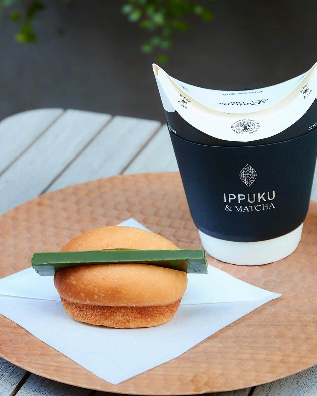 Hanako公式さんのインスタグラム写真 - (Hanako公式Instagram)「📍〈IPPUKU＆MATCHA〉﻿ 「抹茶レモン」と「抹茶チョコレートブリオッシュ」🍋🦖﻿ ﻿ 環境に優しいプラスチックレスのカップはフタとストローが一体になっているので、どちらからでも飲むことができます。パン屋〈365日と日本橋〉とコラボした、濃厚な抹茶チョコレートを挟んだ「抹茶チョコレートブリオッシュ」をおともに。抹茶初心者の方や苦手な方でも飲みやすいのでおすすめ。やみつきになる、今ブリオッシュは、熱々で抹茶チョコレートがじゅわ〜っと染み込みます。﻿ ﻿ 本日の甘味は「抹茶パフェ」🍨﻿ 上からオレンジ風味のチュイル、抹茶テリーヌを挟んだマカロン、ほうじ茶アイス、抹茶アイス、自家製白玉、フロマージュブラン、パッションフルーツのソース、濃厚黒胡麻プリン、抹茶チョコソースが層になっています。﻿ ﻿ ﻿ web連載『木村ミサと本日のティータイム🫖』﻿ モデルとして活躍する木村ミサさん @misaxmas が、自身のライフスタイルを通じて”お茶の魅力”について伝えていくweb連載。あなたの毎日のお供に、ホッと寄り添えるような一杯をお届け。﻿ ﻿ #Hanako #Hanako_magazine #日本橋カフェ #日本橋 #お茶好き#日本茶カフェ #ほうじ茶 #抹茶 #フルーツティー #抹茶好き #抹茶ラテ #ほうじ茶ラテ #IPPUKUandMATCHA #365日と日本橋 #抹茶レモン #抹茶チョコレートブリオッシュ #木村ミサ #photoby_natsumikakuto」12月22日 17時57分 - hanako_magazine