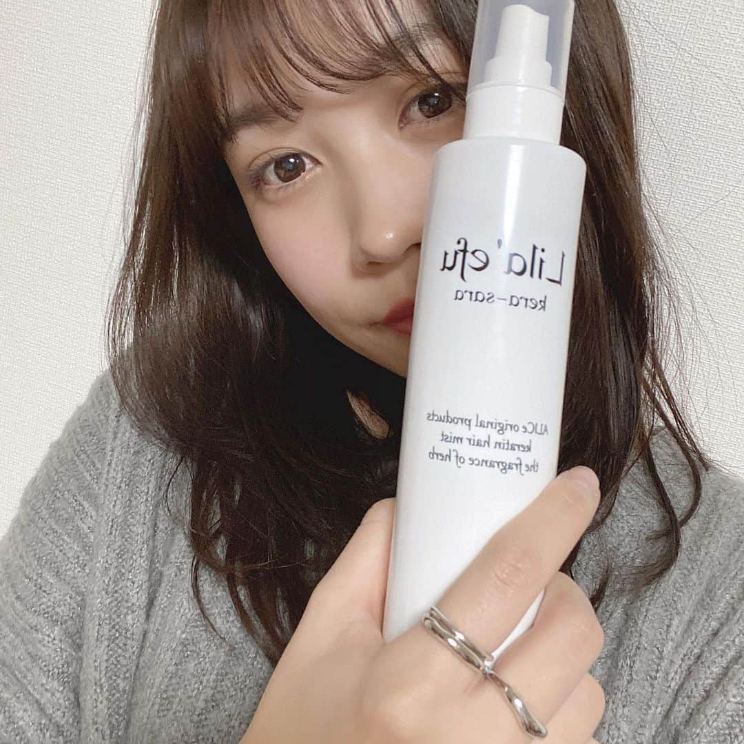 堺美紗稀さんのインスタグラム写真 - (堺美紗稀Instagram)「. 最近のヘアケアは、このミスト！  とっても良い匂い〜💐 髪質改善になるミストなんだけど、 使ってから乾かすと髪がしっかりする感じがする！ あとミストタイプだから朝の寝癖直しにも😂  #ヘアケア #ヘアケア用品 #髪質改善 #アリスバイアフロート #レイラエフ #ケラサラ」12月22日 18時08分 - misaki__sakai