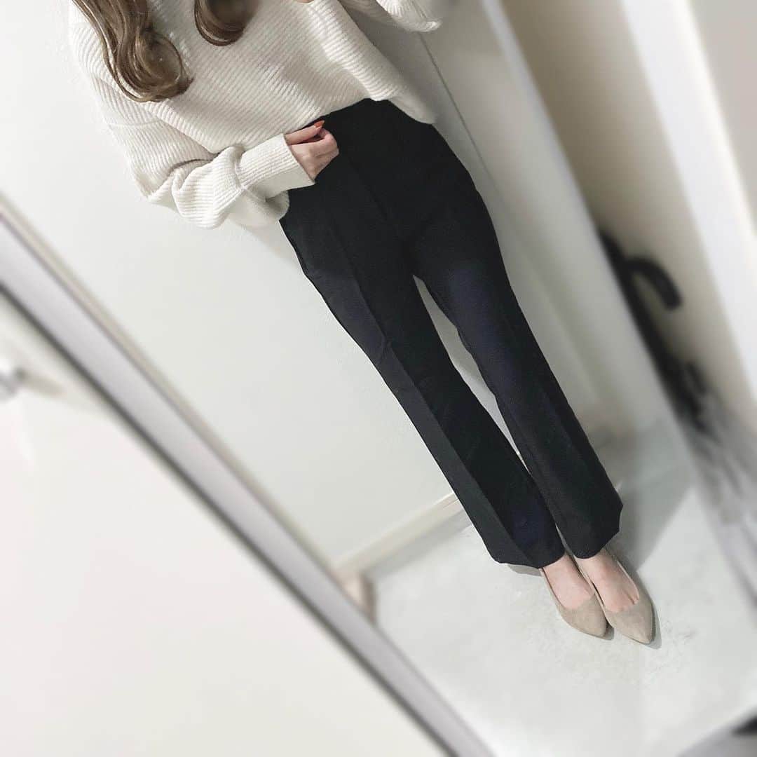 jurinaのインスタグラム：「GUのストレッチパンツが本当に最強だった🥺 シルエットが本当に綺麗で脚長く見えるし 何より履いてる心地しないくらい楽！！ これは本当に最強、、、！！ . #gu_for_all #GUstyle #gupr #フレアパンツ #ストレッチフレアパンツ」