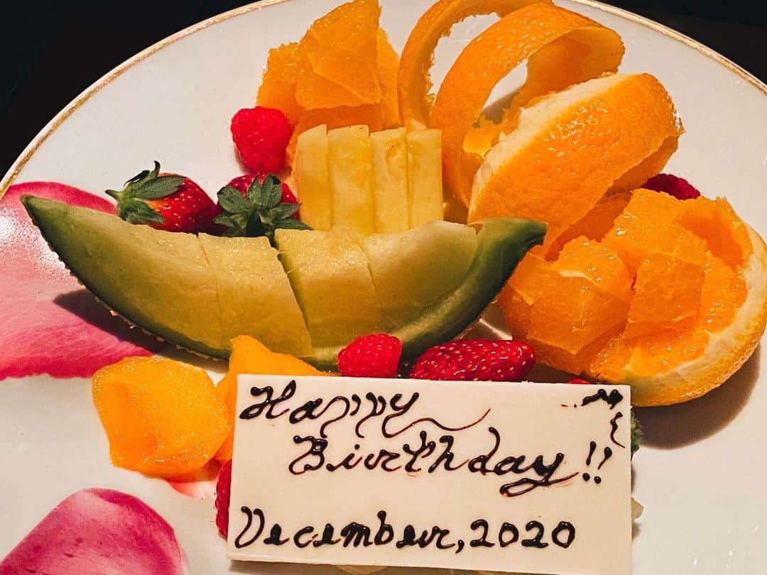 知華のインスタグラム：「2020.12.22 久しぶりにセンチュリーコートで 鏡さんのコースを食べたのに 肉もデザートも撮るの忘れてしまった。 今年、何かのドラマで センチュリーコートを観たのだけど 何だっけなぁ。 美食探偵？半沢直樹？  #センチュリーコート丸の内 #tomocagourmet #明治生命館 #centurycourt #tokyo#japan#東京」
