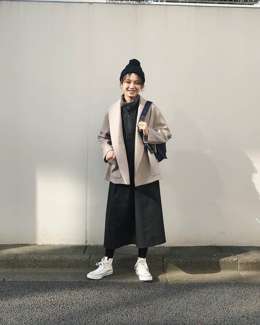 のインスタグラム：「大人気「Lintu Laulu/リントゥラウル」福袋のアイテムを使ったコーディネートをご紹介します。﻿ ナチュランのスタッフが着用してみました。﻿ 「ボリュームたっぷりのジャケットは起毛であたたく、ゆったりとしたつくりなので、セーターやスウェットといった厚手のトップスの上からも着やすいと思います。﻿ タートルネックのカットソーは程よい柔らかさで、首元で立体的に形を作ってくれるので圧迫感なく快適に着られます。﻿ オールインワンもワンピースも、楽に着られてすっきり見える万能アイテムだと思いました！」﻿ とスタッフ談。﻿ ジャケット・ワンピース・タートルネックプルオーバー・オールインワンの4点が入った大変お得なセット。﻿ 今回は、参考商品と合わせて、様々なコーディネートをご紹介します。 ﻿ ﻿ 《スタッフ身長：163cm》﻿ ﻿ ﻿  ******************﻿ おかげさまでナチュランのフォロワーが8万人を突破しました♪﻿ 感謝の気持ちを込めまして、クーポンプレゼント中です。﻿是非この機会にご活用ください。﻿ ＊﻿ 全品８％割引クーポン --------------------------﻿ クーポンコード:　THANKS-EIGHT　﻿ --------------------------﻿ 配布期限:2020/12/25﻿ クーポン有効期間：2020/12/31﻿ ※福袋は対象外 ******************﻿ ﻿ ﻿ ※ジャケット・ワンピース・タートルネックプルオーバー・オールインワン以外は参考商品です。﻿ ﻿ ﻿ ﻿ -----------﻿ ■4点￥33000相当　Lintu Laulu福袋[CNN-1A50-0001-A]﻿ 【セット内容】 タートルネックは、ラグランスリーブで腕の可動域も広く、襟もほどよいフィット感で着まわしの効く1枚です。﻿ オールインワンは。前後首元にギャザーをたっぷり入れたワンピースのようなボリューム感。後ろファスナーで着脱もしやすく、合わせるインナー次第でオールシーズン活躍します。﻿ きれいめにもカジュアルにも使えるブラックのワンピースは、キーネックとボタンがアクセント。コットン100％の素材なので1年を通してシーンを選ばず活躍。重ね着にも便利なデザインです。﻿ 大きなポケットが目を引くジャケットは、あたたかみのあるメルトン調の起毛素材で、杢調のオートミールのカラーが新鮮。ヒップにかかる着丈でボトムスともバランスの取りやすいアウターです。お出かけからちょっとそこまでのお買い物にも重宝します。﻿ ﻿ ﻿ ﻿ ------------------------------﻿ ▶️お買いものは写真内のタグをタップしてくださいね。またはプロフィールからもナチュランへリンクしています。→@natulan_official﻿ ﻿ ▶️写真内のタグは、販売中でも消えている場合がございます。ぜひ、ナチュランの検索窓から、注文番号又は商品名を、検索してみてくださいね。﻿ ﻿ ▶️プロフィール画面では、季節のおすすめ商品や、再入荷情報をご紹介しています。ぜひ、ご覧くださいませ。→@natulan_official﻿ ﻿ -----------﻿ #lifewear #fashion #今日のコーデ #コーディネート #ファッション #ナチュラル #ナチュラン #natulan #日々の暮らし #暮らしを楽しむ #シンプルライフ #シンプルコーデ #大人女子 #大人コーデ #ナチュラルコーデ #大人カジュアル　#natulan_official #アウター入り福袋 #福袋 #コート #ワンピースコーデ #ワンピース #アウター #サロペット #おうち時間 #40代ファッション #50代ファッション #リントゥラウル #LintuLaulu @lintu__laulu」