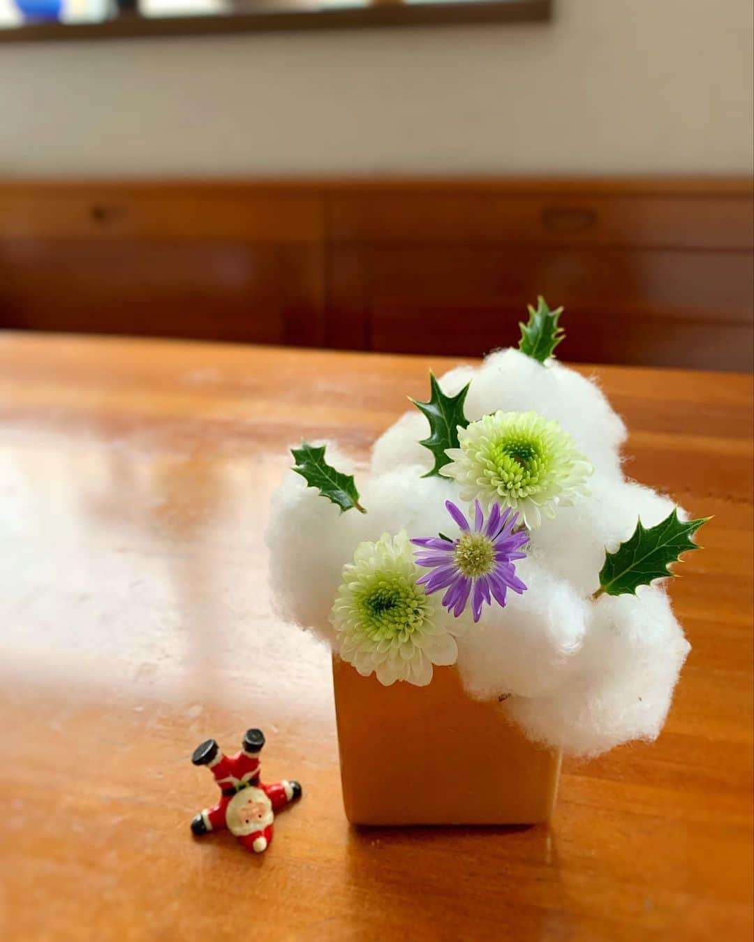 いけばな池坊さんのインスタグラム写真 - (いけばな池坊Instagram)「＊ 【暮らしの花／Flower of Daily Life／生活之花】  12月22日／22nd December   オーガニックコットンを使って。 Using organic cottons to arrange ikebana. 用有機棉花來插花。  花材：コットン、柊木、菊、孔雀草 cotton, false holly, chrysanthemum, Aster hybrids 棉花，柊木，菊花，孔雀紫苑﻿ ﻿ ﻿ それぞれの花材が引き立てあっています🤍💜﻿ サンタさんも可愛い🎅笑﻿ ﻿ ﻿ #花をいけようキャンペーン #花をいけよう #暮らしの花﻿ #暮らしに花を #暮らしを楽しむ #季節を感じる #丁寧に生きる #お家時間 #おうち時間を楽しむ #花のある暮らし #花の力 #簡単 #子供と一緒に #クリスマス #サンタ﻿ #オーガニックコットン  #池坊 #いけばな #いけばな池坊 #華道﻿ #ikenobo #ikebana #kyoto #japaneseculture #floweroflife #ikebanaforpraying﻿ #12月の花 #柊木 #菊 #孔雀草」12月22日 18時03分 - ikenobo550