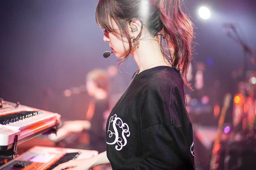 黒坂優香子さんのインスタグラム写真 - (黒坂優香子Instagram)「🎹  mix10th TOUR 🍓🍋🍊 in Tokyo🗼  リハ中📸  何気ない瞬間 無意識な瞬間 フィルター越しに切り取ってもらって初めて気付くことって たくさんあるなぁ。  photo by @kamiiisaka」12月22日 18時07分 - yukakokurosaka0606